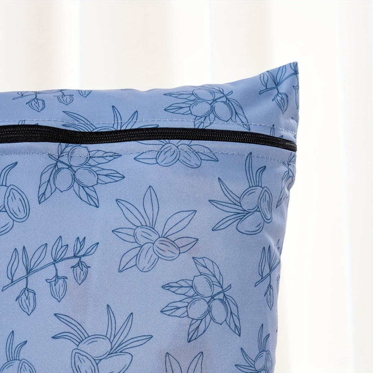 Qayta ishlangan materialdan tayyorlangan, tutqichi bo'lgan suv o'tkazmaydigan pampers sumkasi, ko'p funksiyali dizayni bilan va 2 dona nam-quruq sumkalar bilan birga.