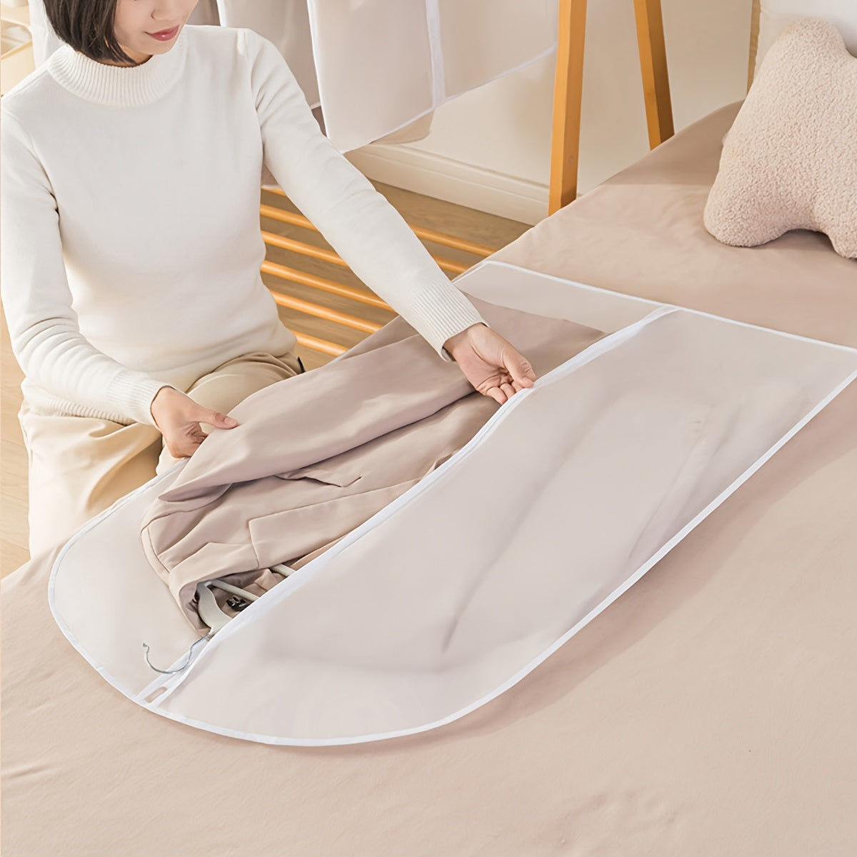 Toza oq kiyim saqlash changyog'i suv o'tkazmaydigan yuviladigan kostyumni himoyalash