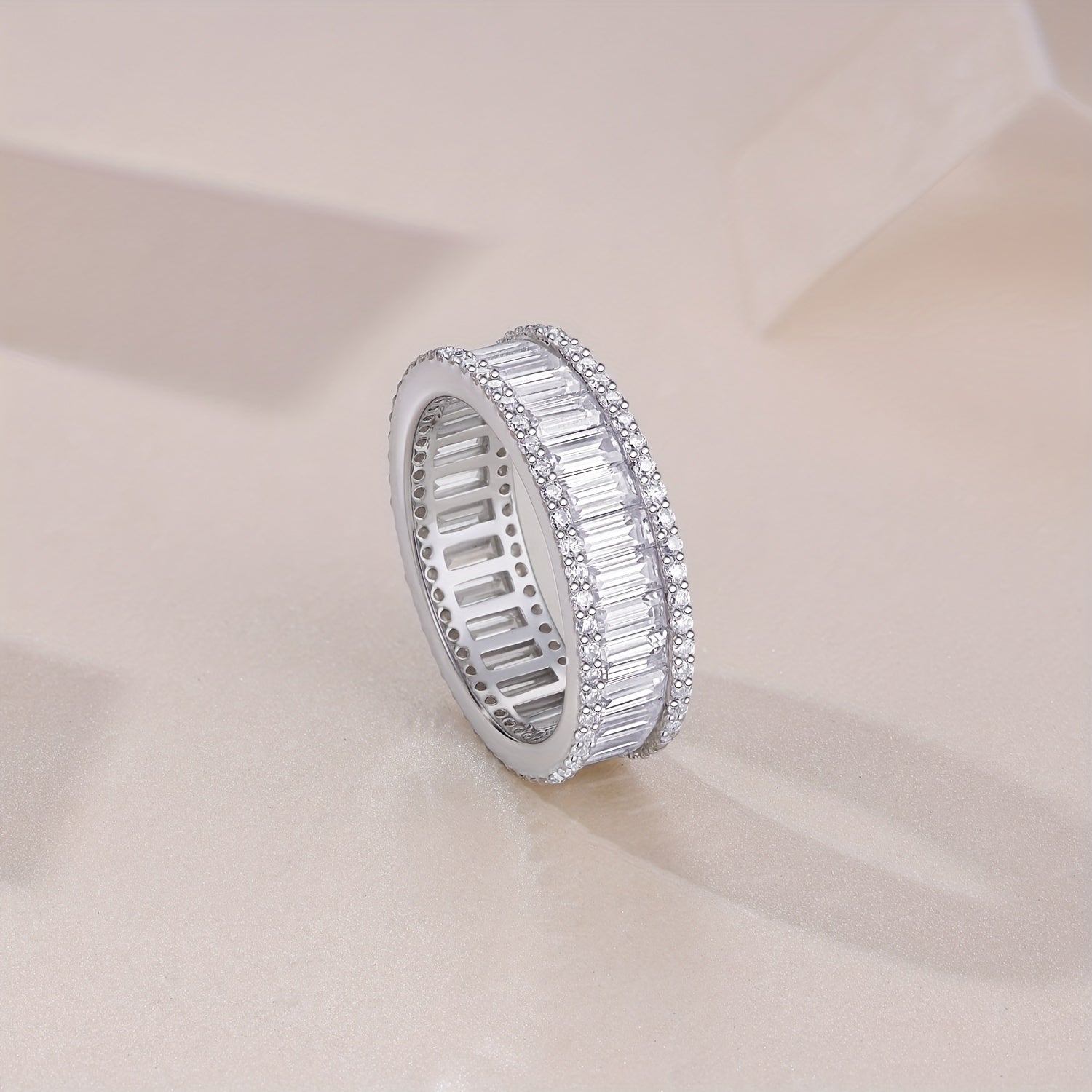 925 Sterling Silver va 18K Gold Plating bilan Stylish Moissanite Eternity Band Ring - Erkaklar va Ayollar uchun to'ylar, nikohlar, yubileylarga, partiyalarga yoki kundalik kiyim uchun ideal