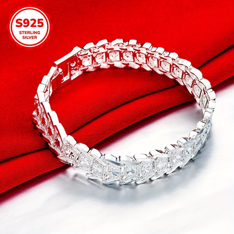 Ayollar uchun mo'ljallangan, Klassik Keng Tangalar Dizayni bilan bezatilgan, Gipoallergen va har kuni kiyish va maxsus tadbirlar uchun mos keladigan Stylish 925 Sterling Silver Bilaguzuk. Onalar kunida sovg'a berish uchun mukammal.