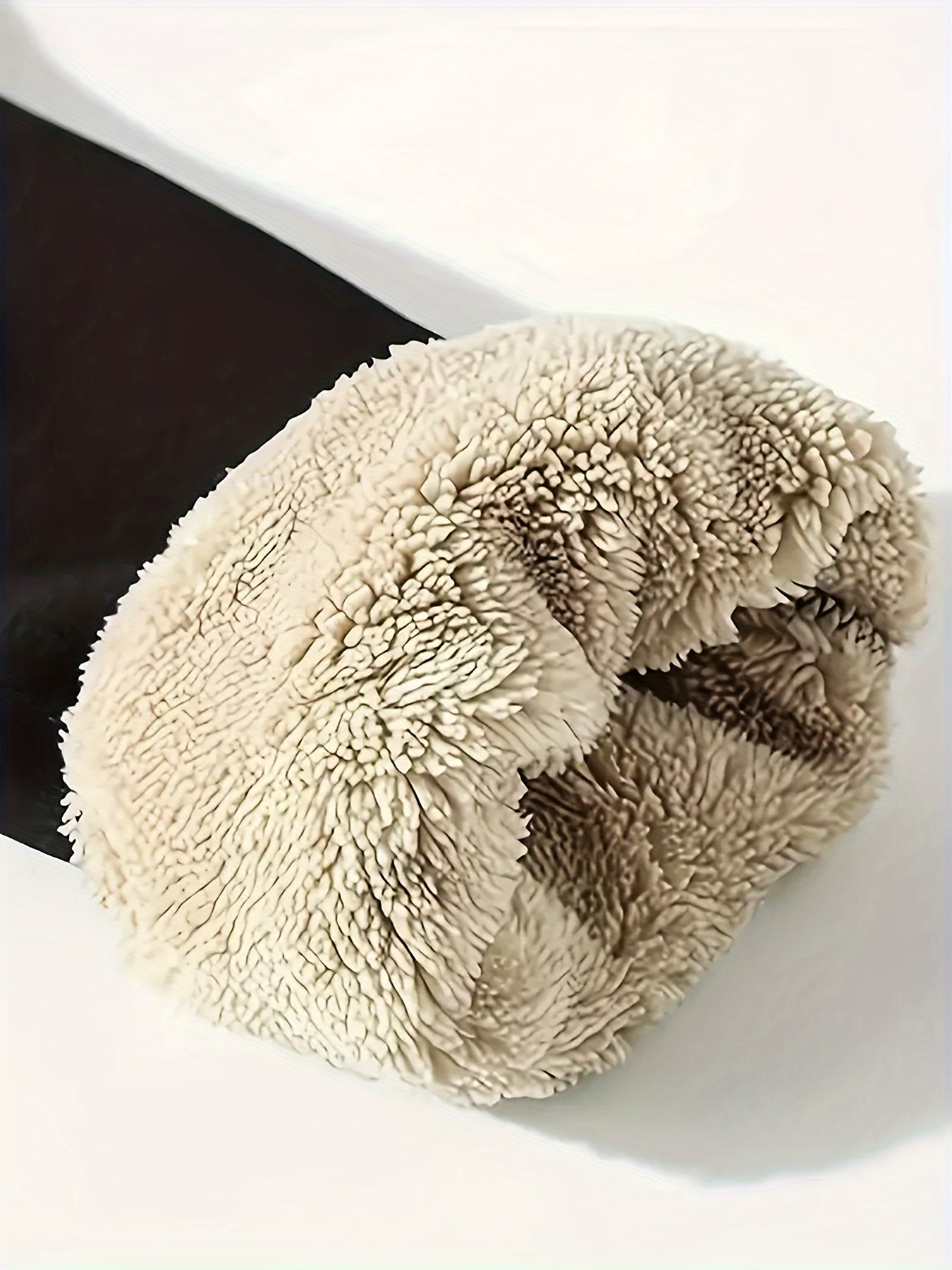 Erkaklar uchun ko'k rangli, qush emblemasi bilan bezatilgan, ichki qismi to'quv materialidan qilingan pullover. Kuz/qish qulayligi uchun 100% polyesterdan tayyorlangan.