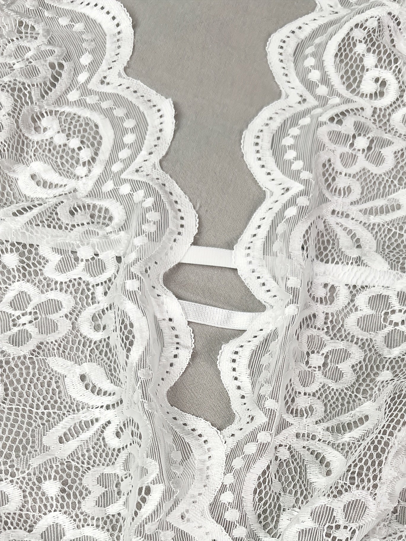 Zarif dantel halter teddy, qirrali bodysuit va murakkab dantel tafsilotlari bilan, yarim shaffof, cho'ziluvchan polyester va spandeks aralashmasidan tayyorlangan. Romantik kechalar uchun mukammal va mashinada yuvish oson.