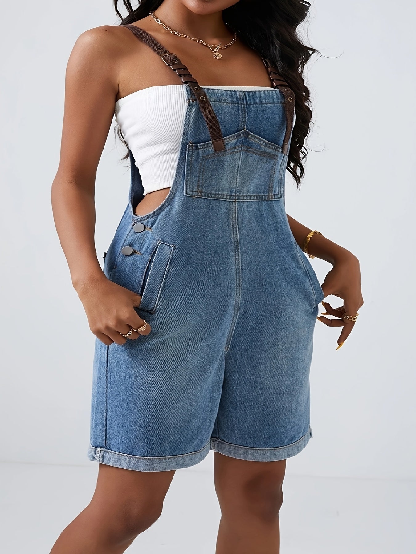 Ayollar uchun katta o'lchamdagi denim kombinezon-shorts, polyester aralashmasi, bir rangli, ko'chalar uslubi, to'qilgan mato