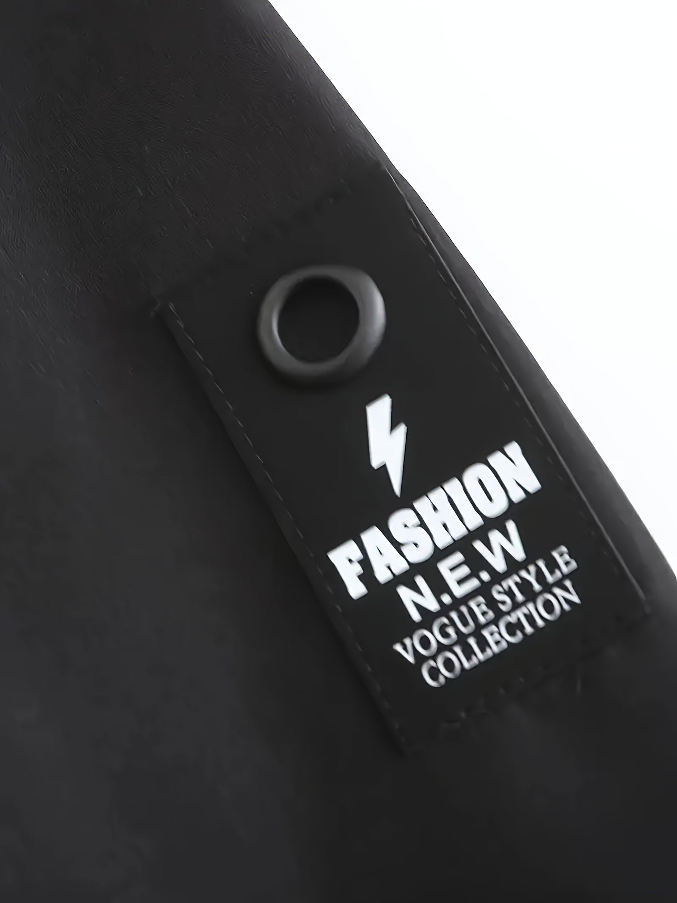 Yozgi va kuz mavsumlari uchun mo'ljallangan, tikuvli detali bo'lgan erkaklar uchun shamol o'tkazmaydigan kapüşonli jaket.