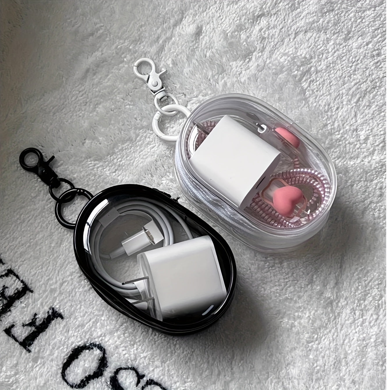 Quloqchinlar va zaryadlash kabellari uchun portativ saqlash qutisi, kalit zanjiri bilan, sayohat aksessuar sumkasi (6.5 sm x 3.61 sm).