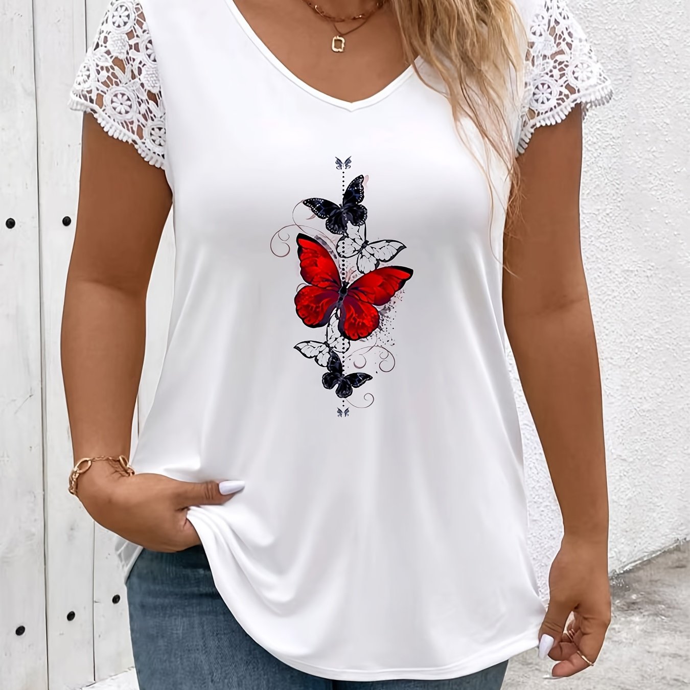 Plus o'lcham ayollar uchun V-shakllı futbolka, kapalak bosimi va korsetli detailing bilan