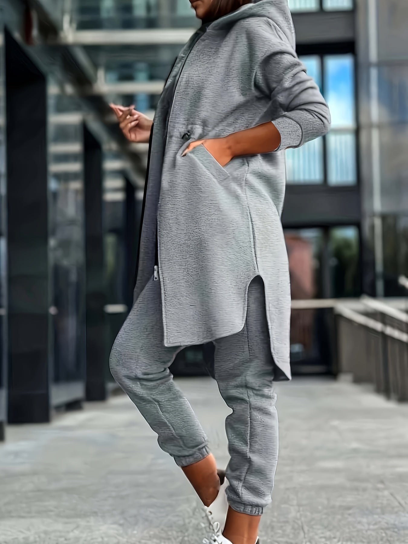 Katta o'lchamdagi ayollar uchun xit gray hoody va jogger to'plami. Asimmetrik qirralari bilan zip-up uzun qo'lqopli yuqori va tortishqoq shimlar mavjud. Polyester aralashmasidan tayyorlangan va mashinada yuvish mumkin.