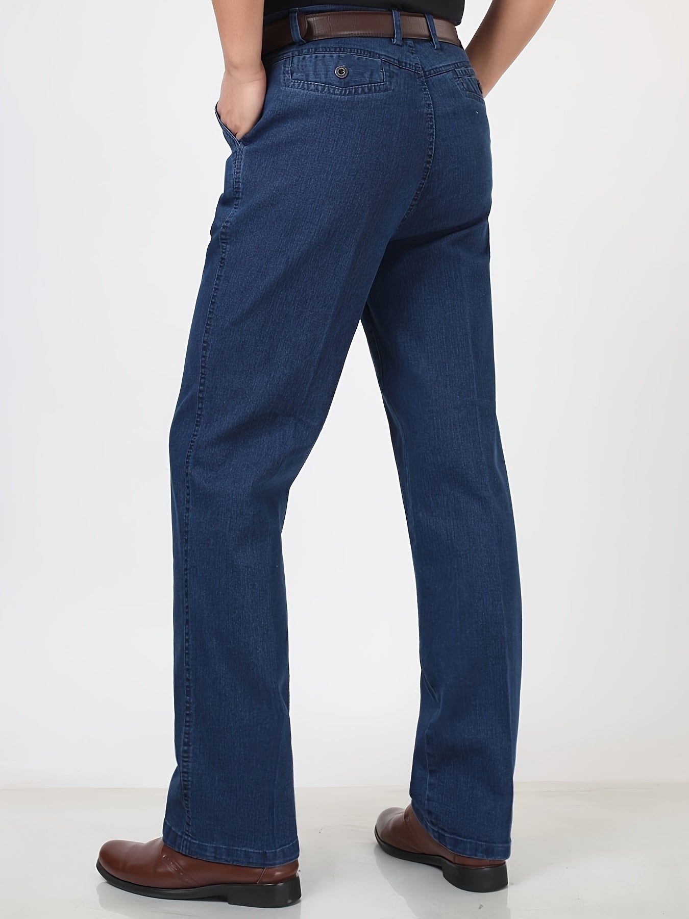 Yozgi ochiq havoda faoliyatlar uchun ideal, cho'kkan denim shimlar, cho'ntaklari bilan.