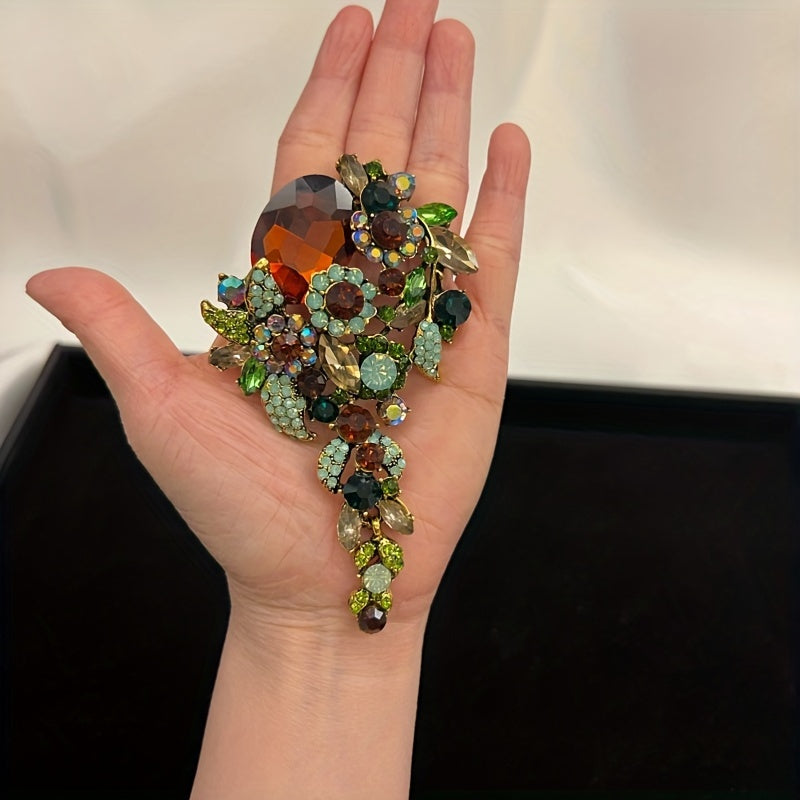 Красивый брошь в антикварном стиле, украшенная мерцающими коричневыми и зелеными кристаллами - изготовлена из прочного сплава, идеально подходит в качестве уникального подарка.