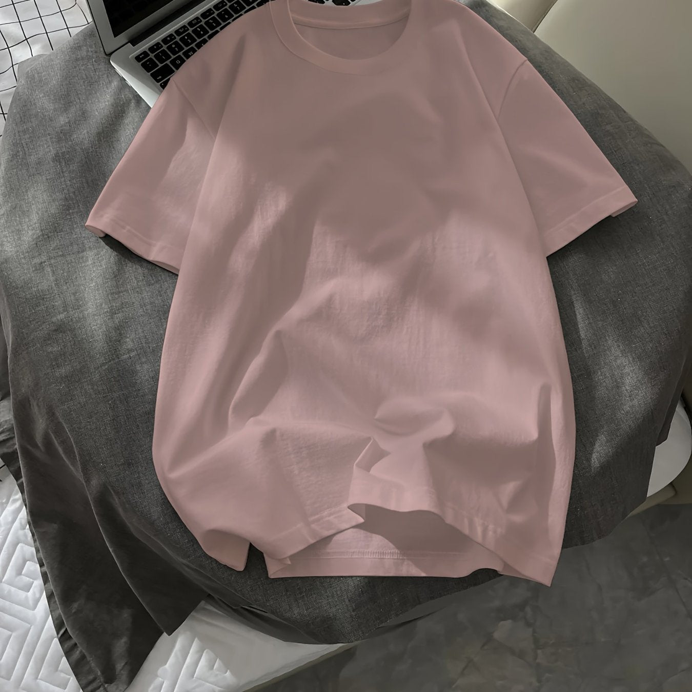 Yoz uchun erkaklar uchun bir rangli T-kofta, tasodifiy ko'cha uslubi