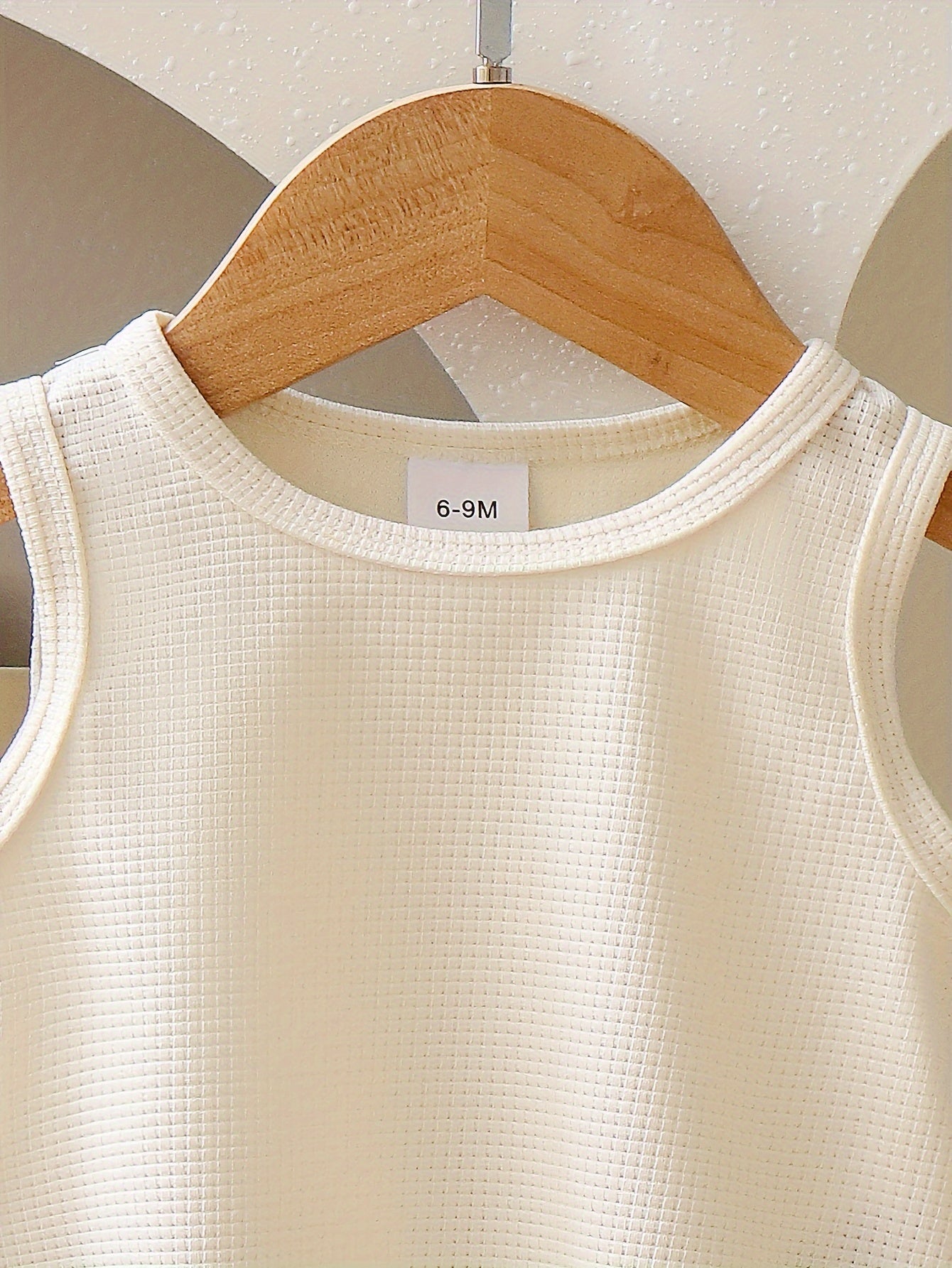 Qizlar uchun Boho uslubidagi yengsiz to'qilgan to'p va shortlar to'plami, 100% polyester to'qima materialidan tayyorlangan, bir rangda. Yozgi ochiq havoda faoliyatlar uchun odatiy moslik.