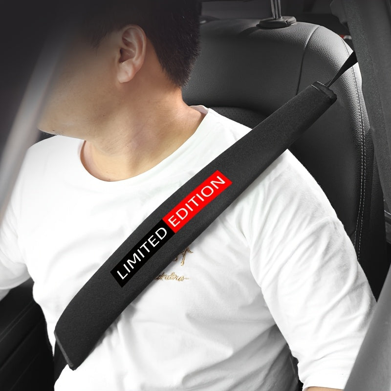 Cheklangan nashr avtomobil xavfsizlik kamarini qoplash uchun yumshoq flis yostiqcha, 38.99 sm cho'zilgan uzunlik, ishqalanishga qarshi, bir nechta avtomobil brendlariga mos keladi. Qora va qizil matn bilan. Zamonaviy va qulay xavfsizlik kamari.