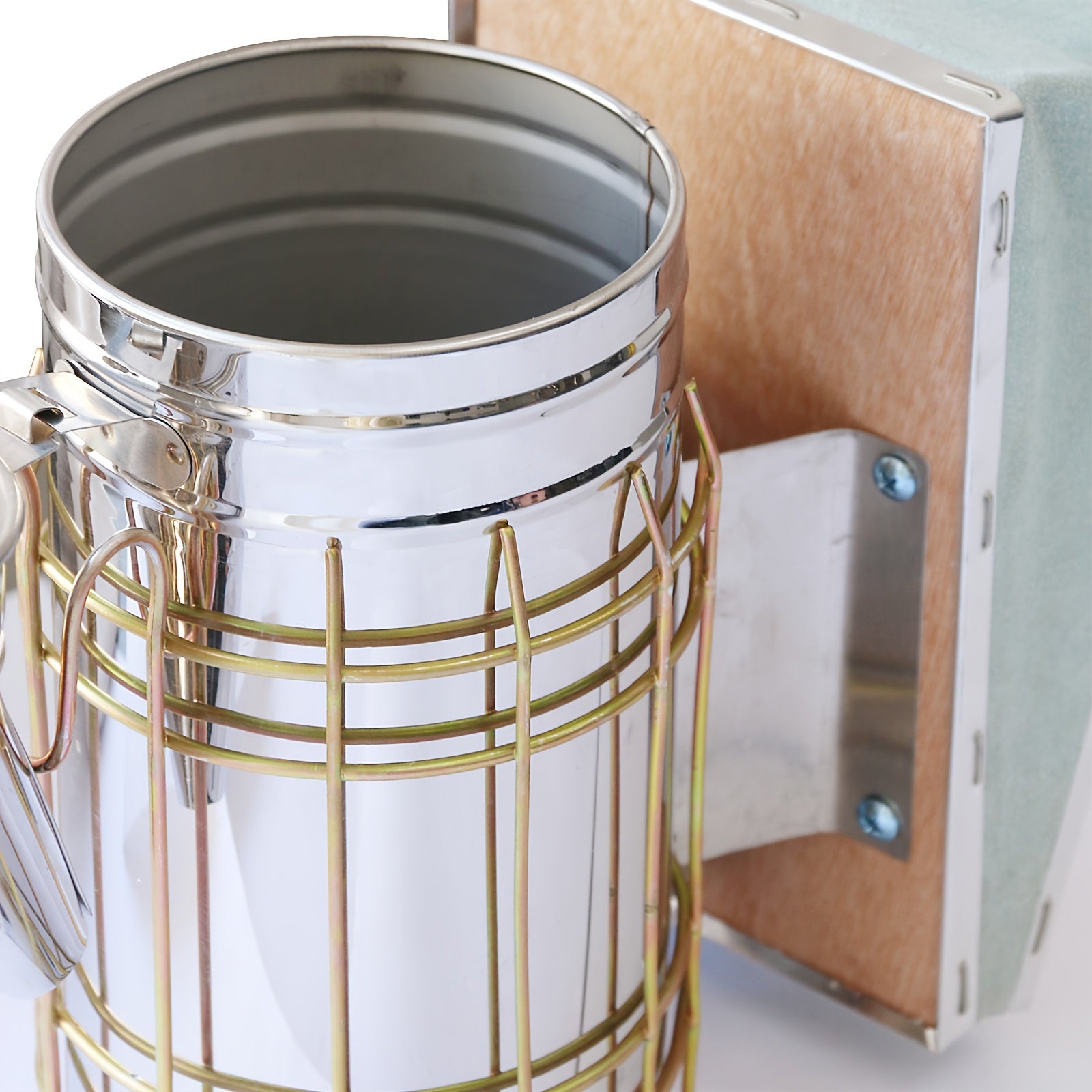 Zinapoyali arıxona tutun chiqaruvchi, arıchilik uchun issiqlik himoyasi bilan.