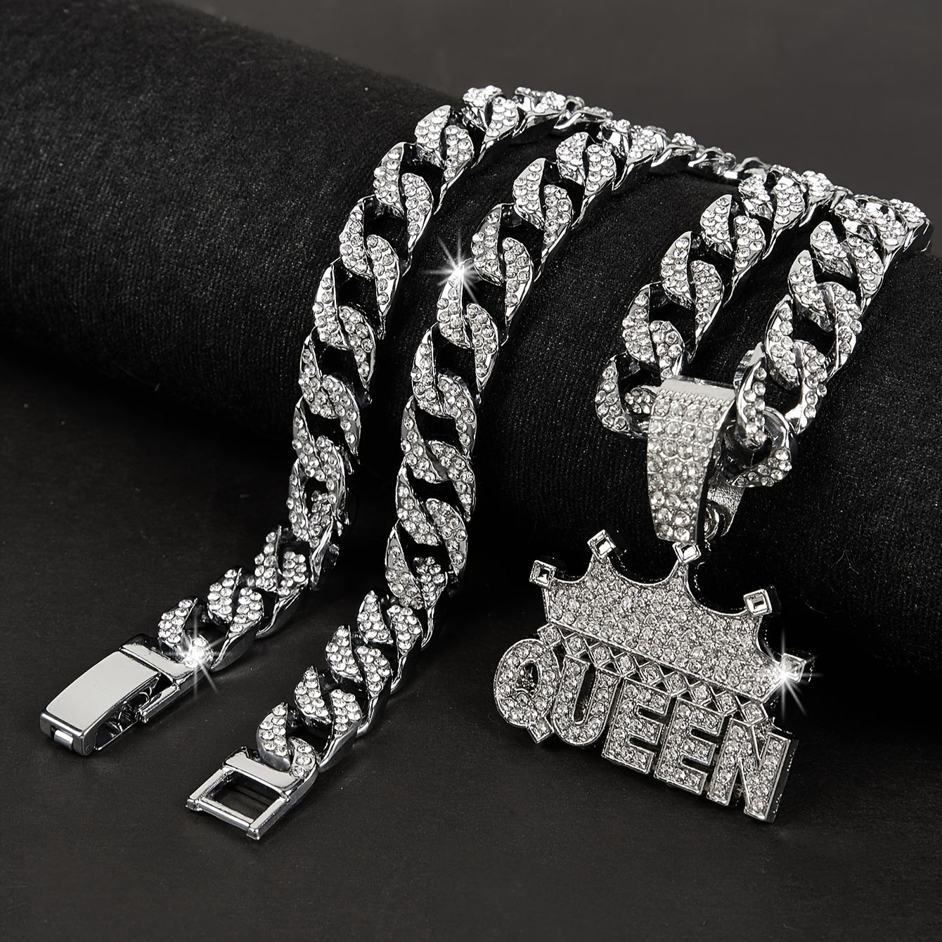 "Ichki qirolingizni qabul qiling, Crown Queen marjonini taqing! Ushbu ajoyib buyum kuch va nafislikni ifodalaydigan qirol taqini o'z ichiga oladi. Qirollikning jozibasini his eting va har qayerda malika kabi his qiling, ushbu zamonaviy aksessuar bilan. "