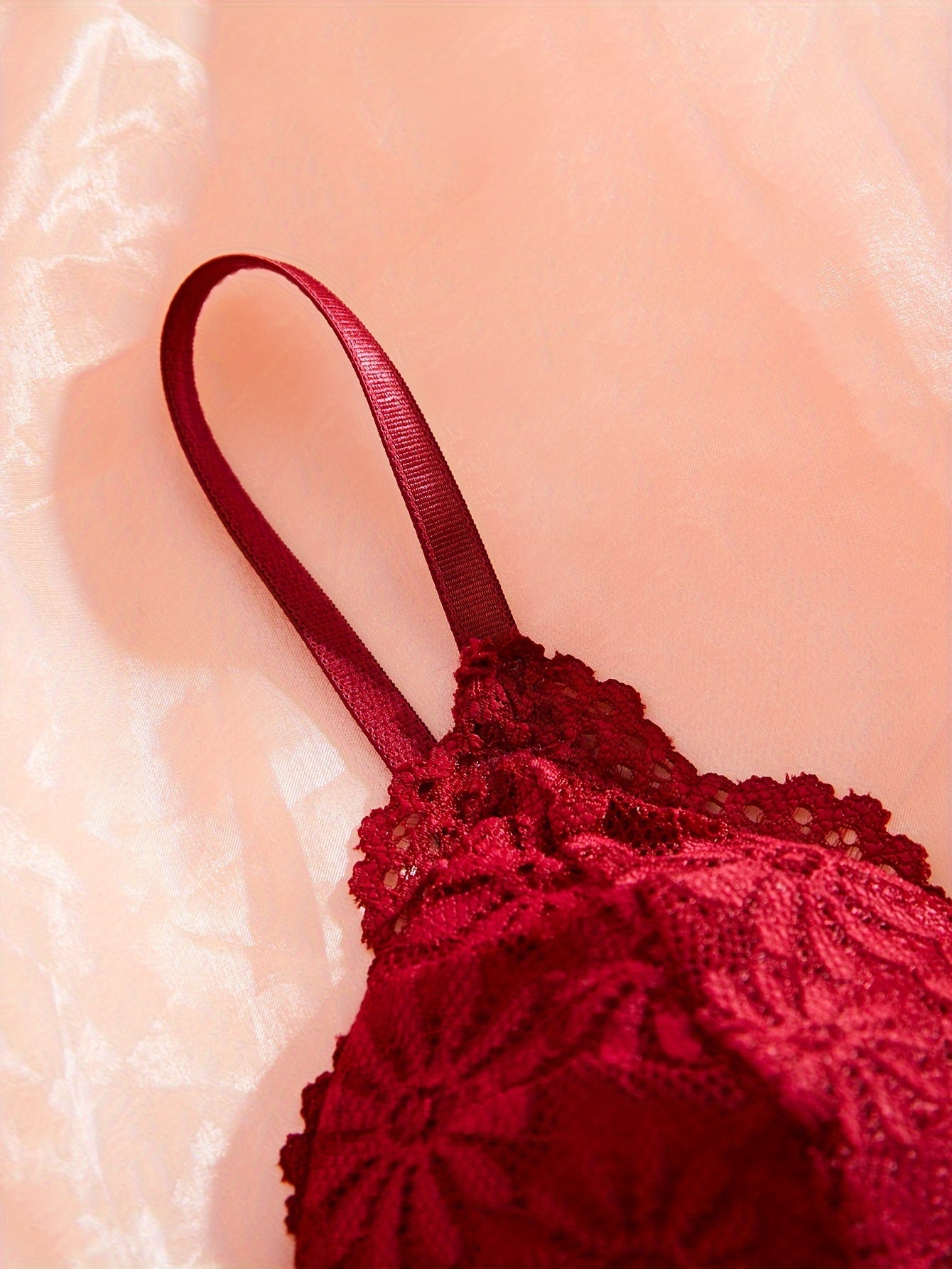 3 ta ichki kiyim to'plami: qarama-qarshi dantelli brassu va ichki kiyim, qirralari to'g'ri brassu va yozuvli ichki kiyim, ayollar uchun ichki kiyim