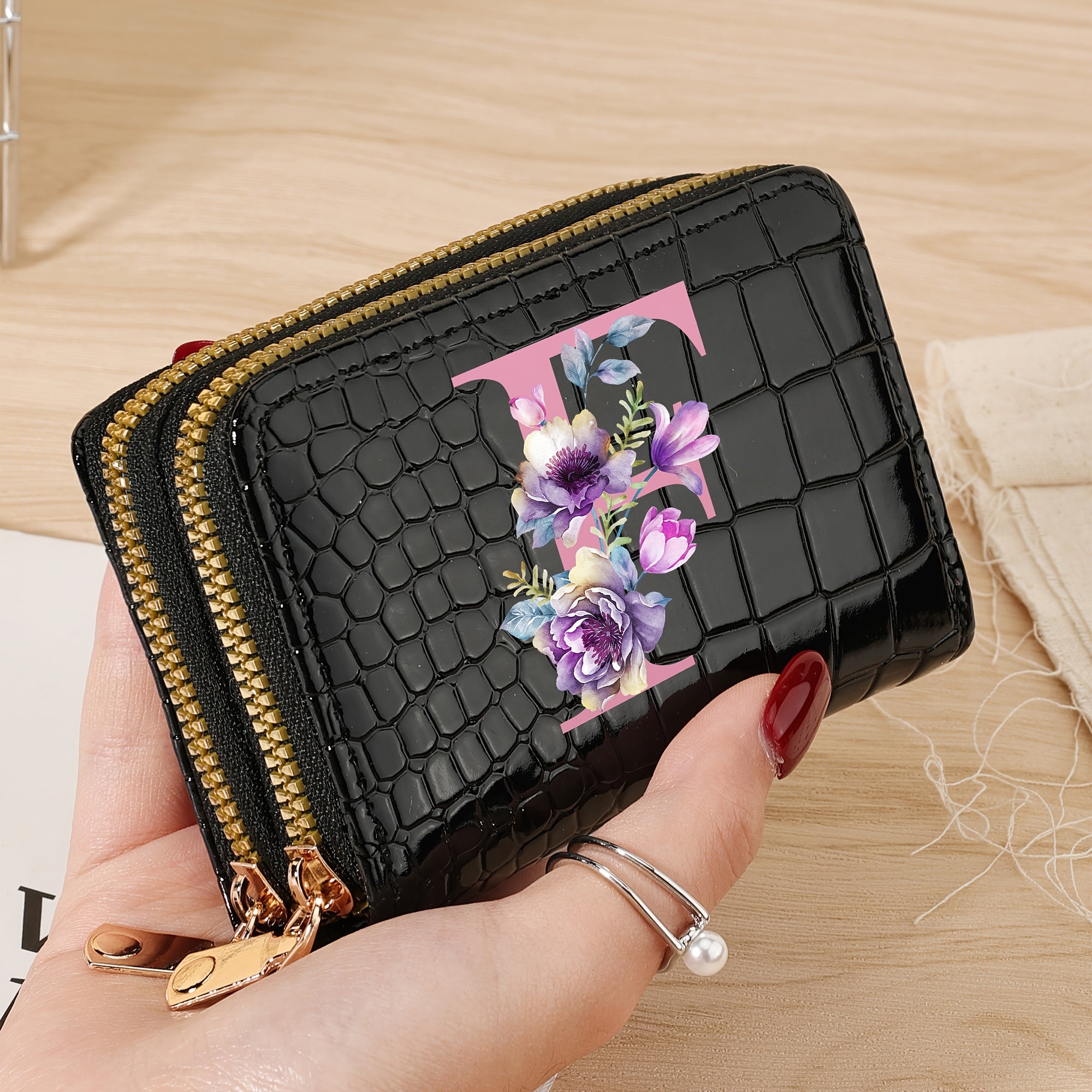 Стильный женский кошелек с крокодиловым узором и дизайном "P", сумка с двойной молнией черного, белого и розового цветов. Модная монетница для путешествий и повседневного использования, школьный аксессуар с текстурой.