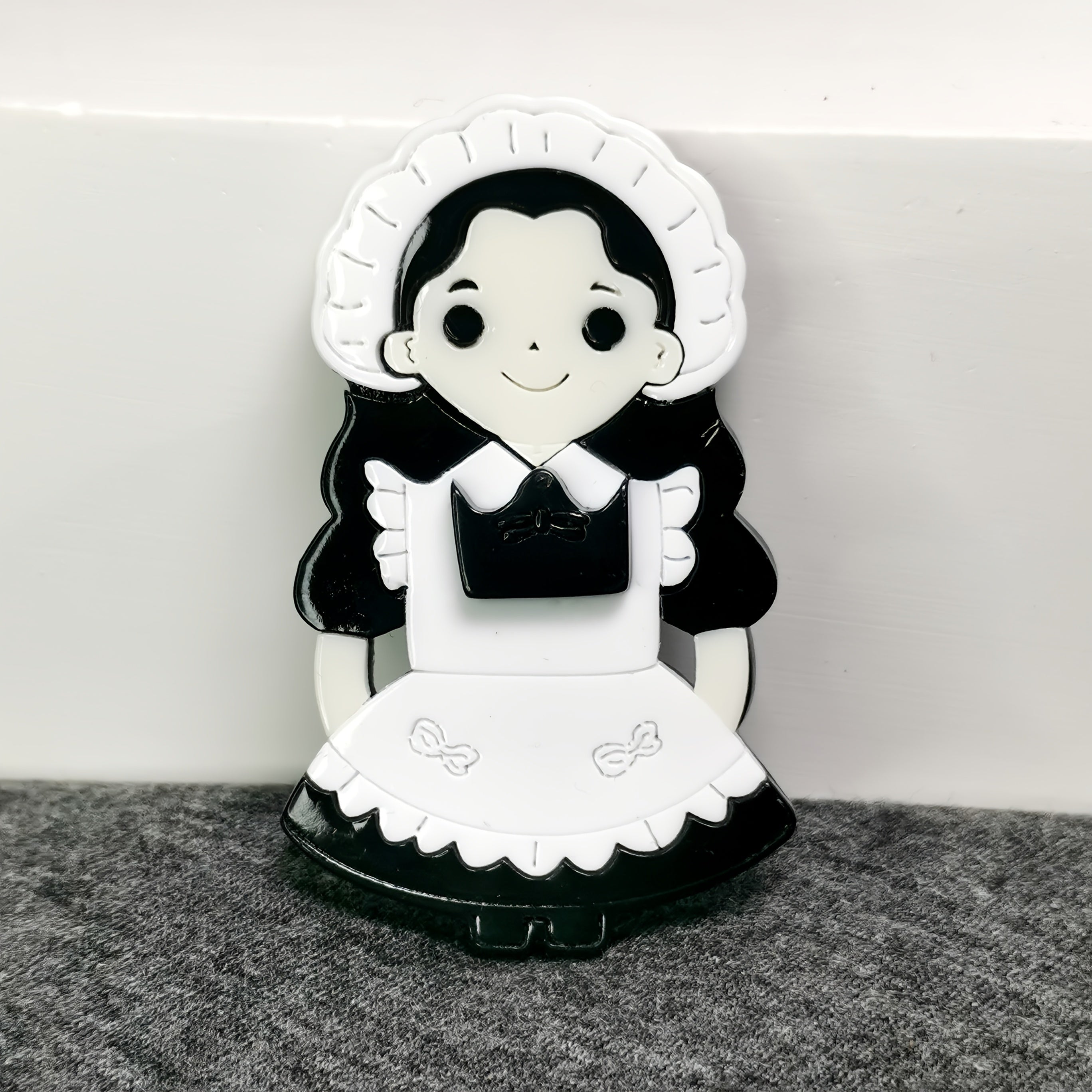 Vintage Style Acrylic Brooch Pin for Women with Classic Charm