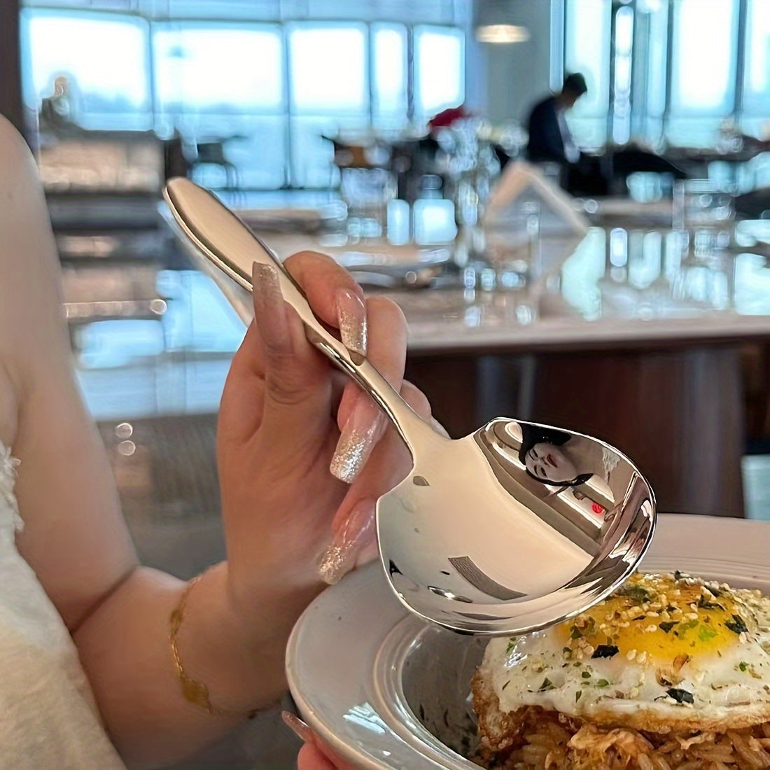 Restoranlarda taomlarni bo‘lish, o‘z-o‘zini xizmat qilish uchun sho‘rva, talabalar yotoqxonalari va mehmonxonalarda katta porsiyalar uchun mo‘ljallangan ko‘p funksiyali zanglamas po‘latdan yasalgan xizmat qoshiq.