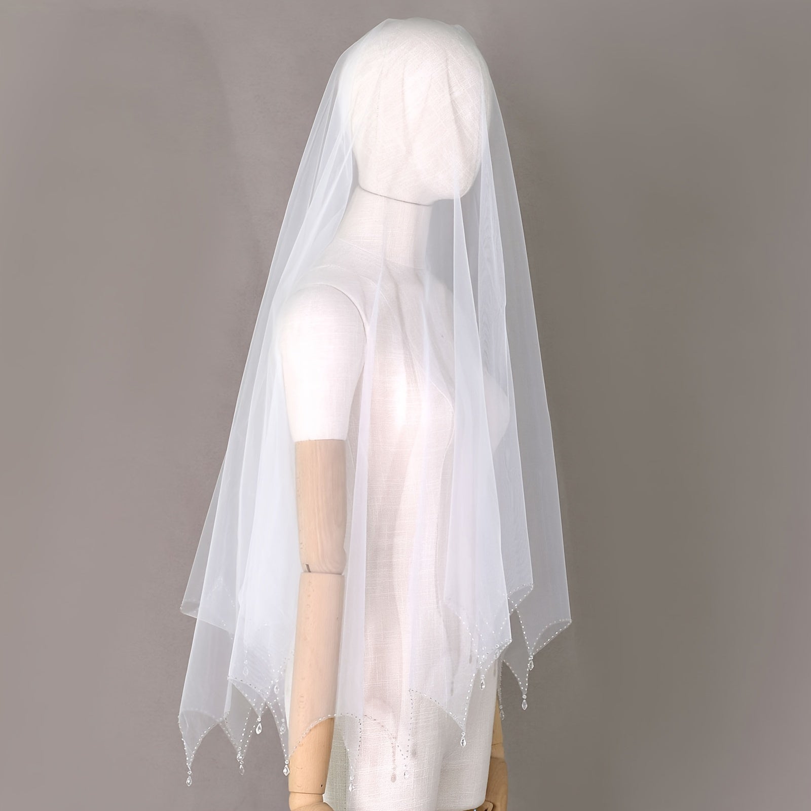 Elegant Bridal Veil with Crystal Pendant and Beaded Edge for Weddings