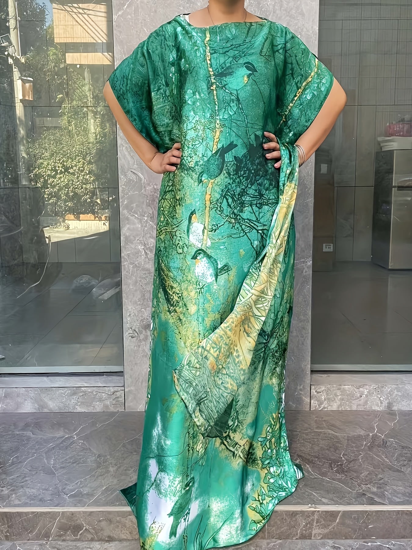 Ayollar uchun kattaroq o'lchamdagi gullar bilan bosilgan tunika kiyi, sharf bilan, polyester batwing qo'lqopli