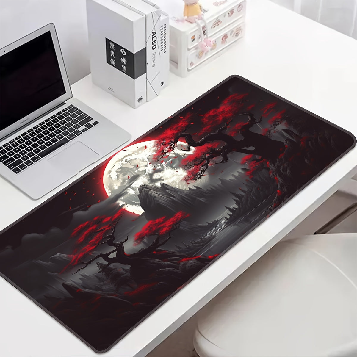 Katta, sirpanmaydigan o'yin sichqonchasi padini manzarali tog'lar dizayni, tikilgan chetlar va yuviladigan yuzasi bilan. Esport, kompyuterlar va ofis ishlari uchun mukammal.