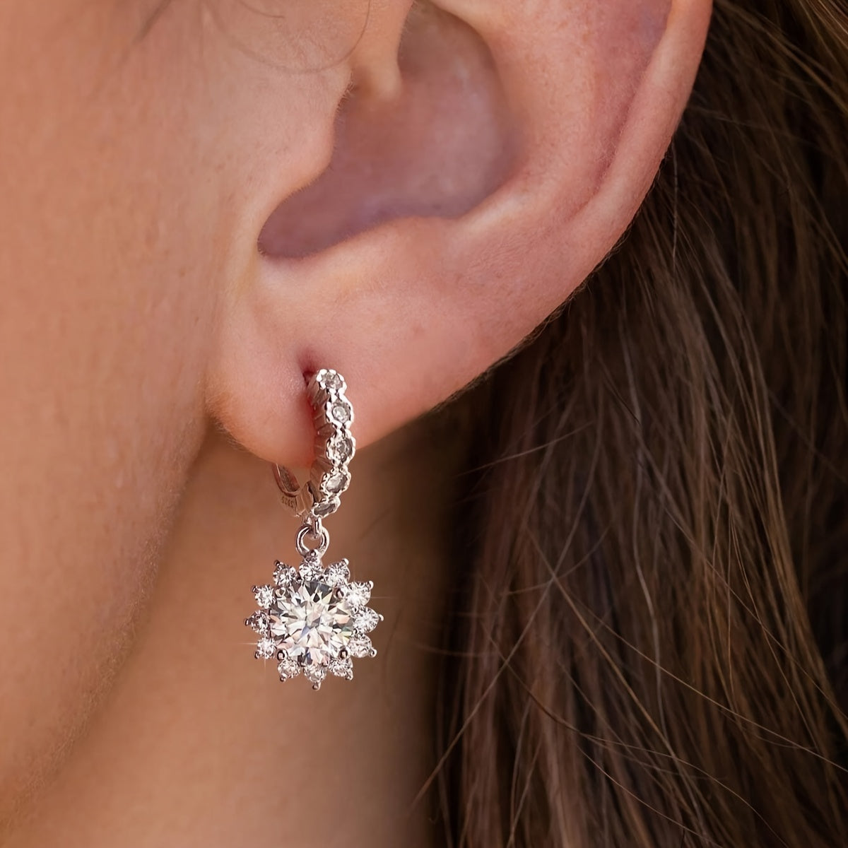 Zarif 2-karat quyosh guliga o'xshash pandant va ziraklar to'plami, Mozambik toshlari bilan 925 sterling kumushda o'rnatilgan, to'ylar va 14-fevral uchun mukammal. Ayollar va qizlar uchun hashamatli zargarlik sovg'asi.