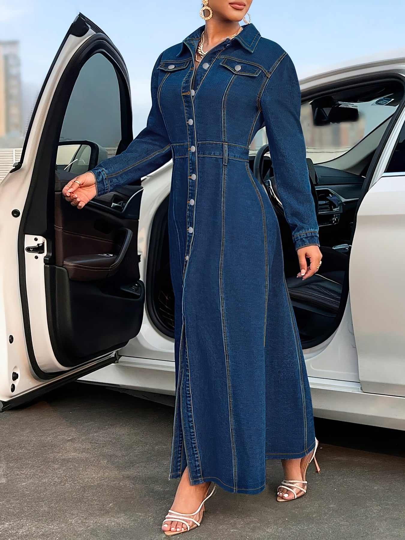 Poliester aralashmasidan tayyorlangan, tugma tafsiloti bilan bezatilgan, nafis uzun qo'lqopli bodycon ko'ylak.