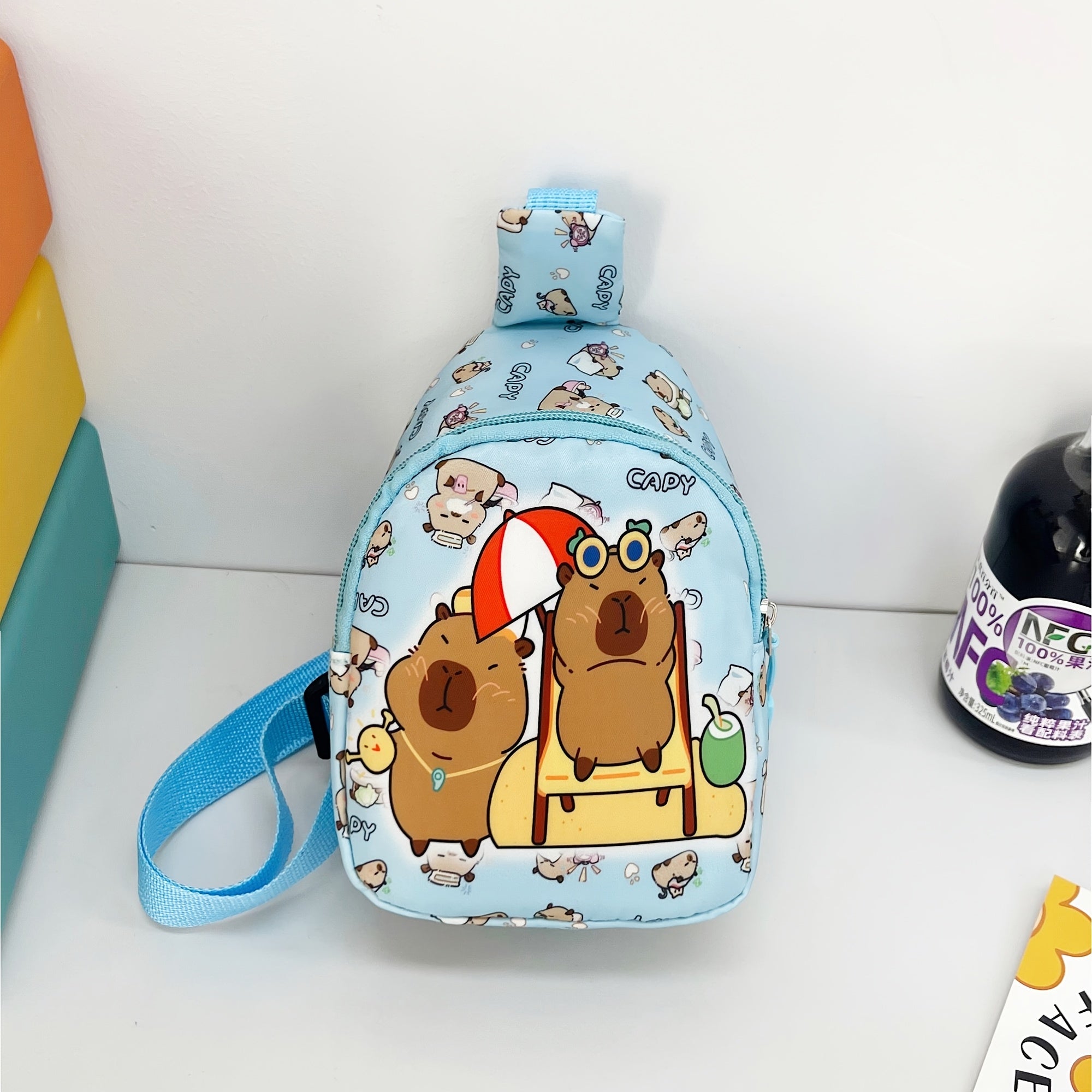 Qulay kapibara printli kesim sumkasi, sozlanadigan belbog'i, fermuari, ajratiladigan tangalar sumkasi va hamyon bilan. Sayohat, piyoda yurish, velosipedda yurish uchun ideal. Qo'l bilan yuvish, o'g'il va qizlar uchun ajoyib tug'ilgan kun sovg'asi.