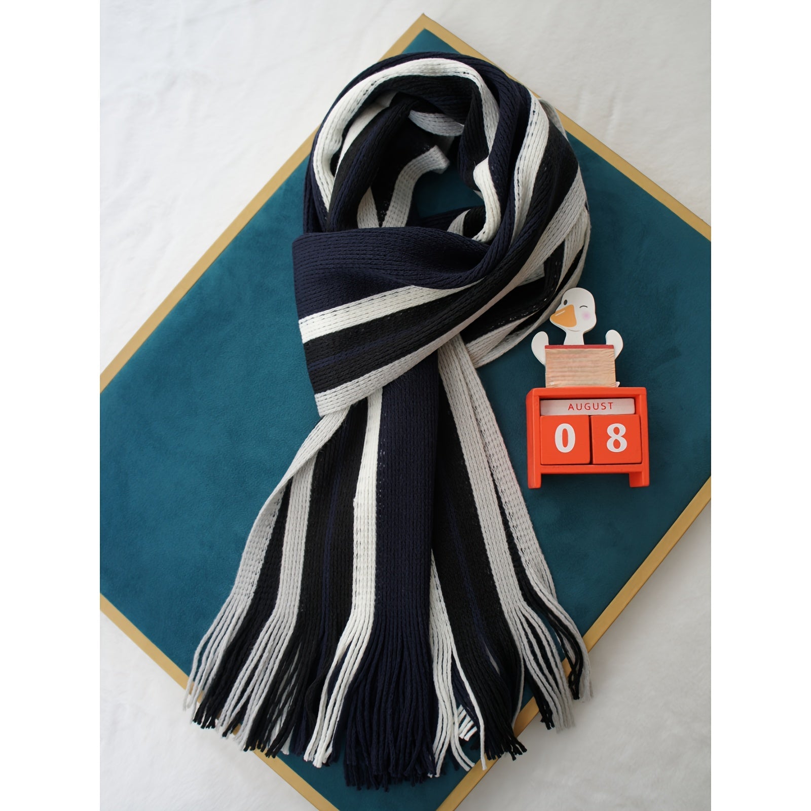 Tashqi trend uchun to'qilgan moda aksessuar - Erkaklar uchun tasma detali bilan rangli blokli chiziqli sharf, iliq akril materialdan tayyorlangan