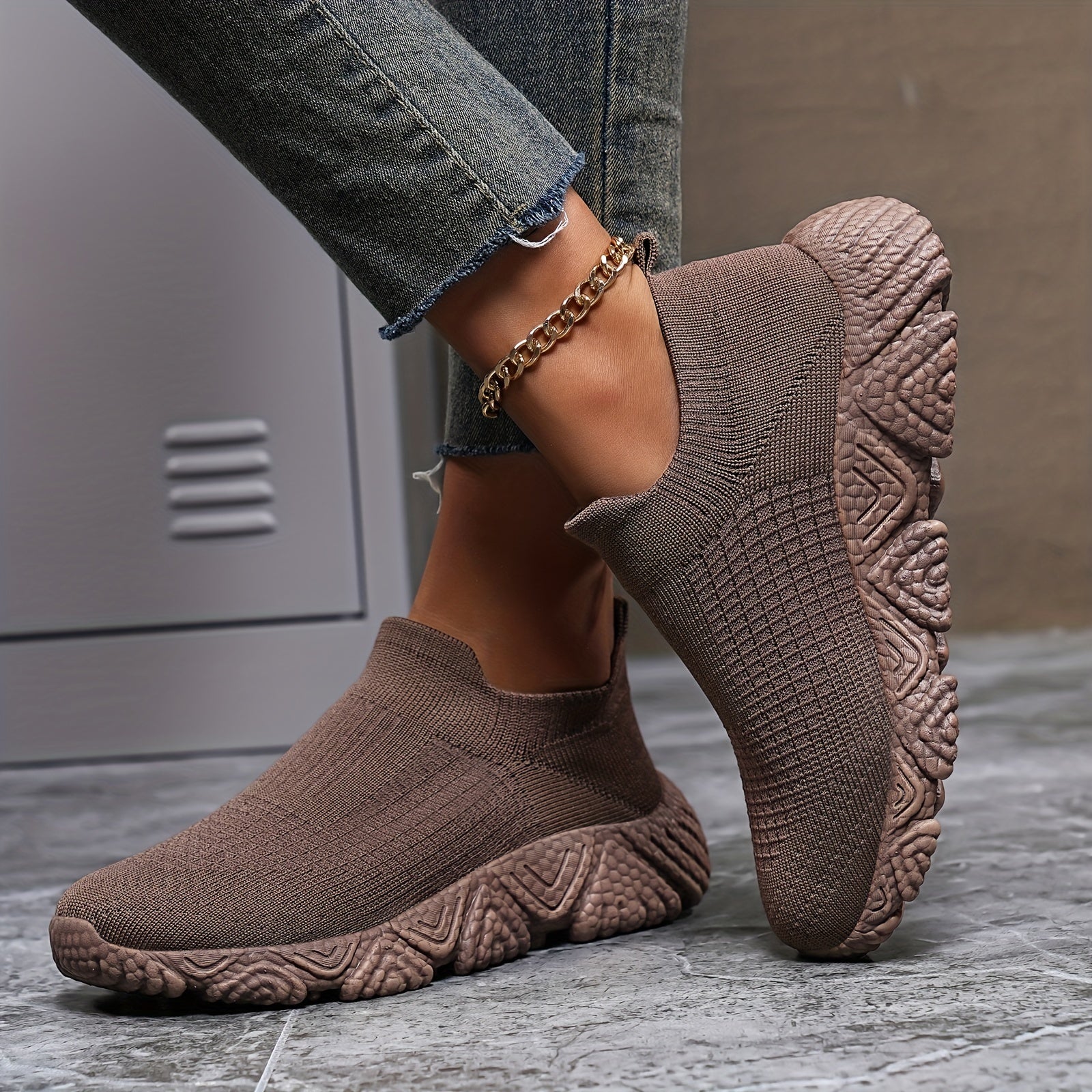 Женские дышащие вязаные кроссовки с амортизирующей подошвой для стабильности в любое время года. Однотонные, без принтов.