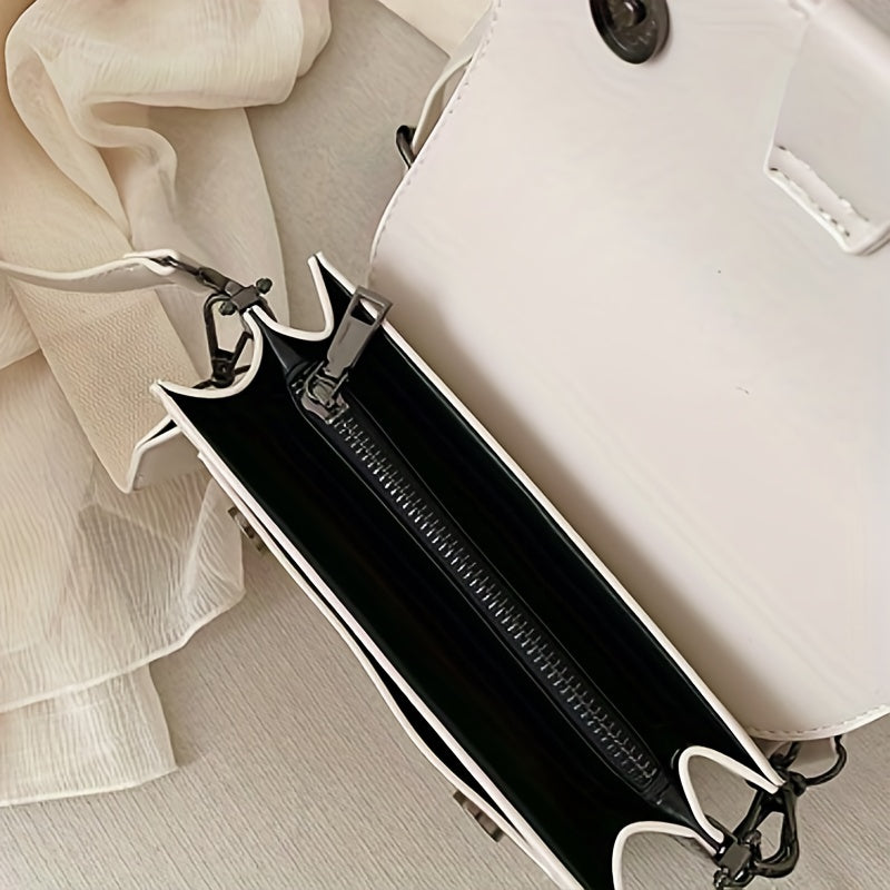 Бежевая дизайнерская женская сумка через плечо с регулируемым ремешком, квадратным клапаном и съемным украшением в виде кошелька из стильной синтетической кожи.