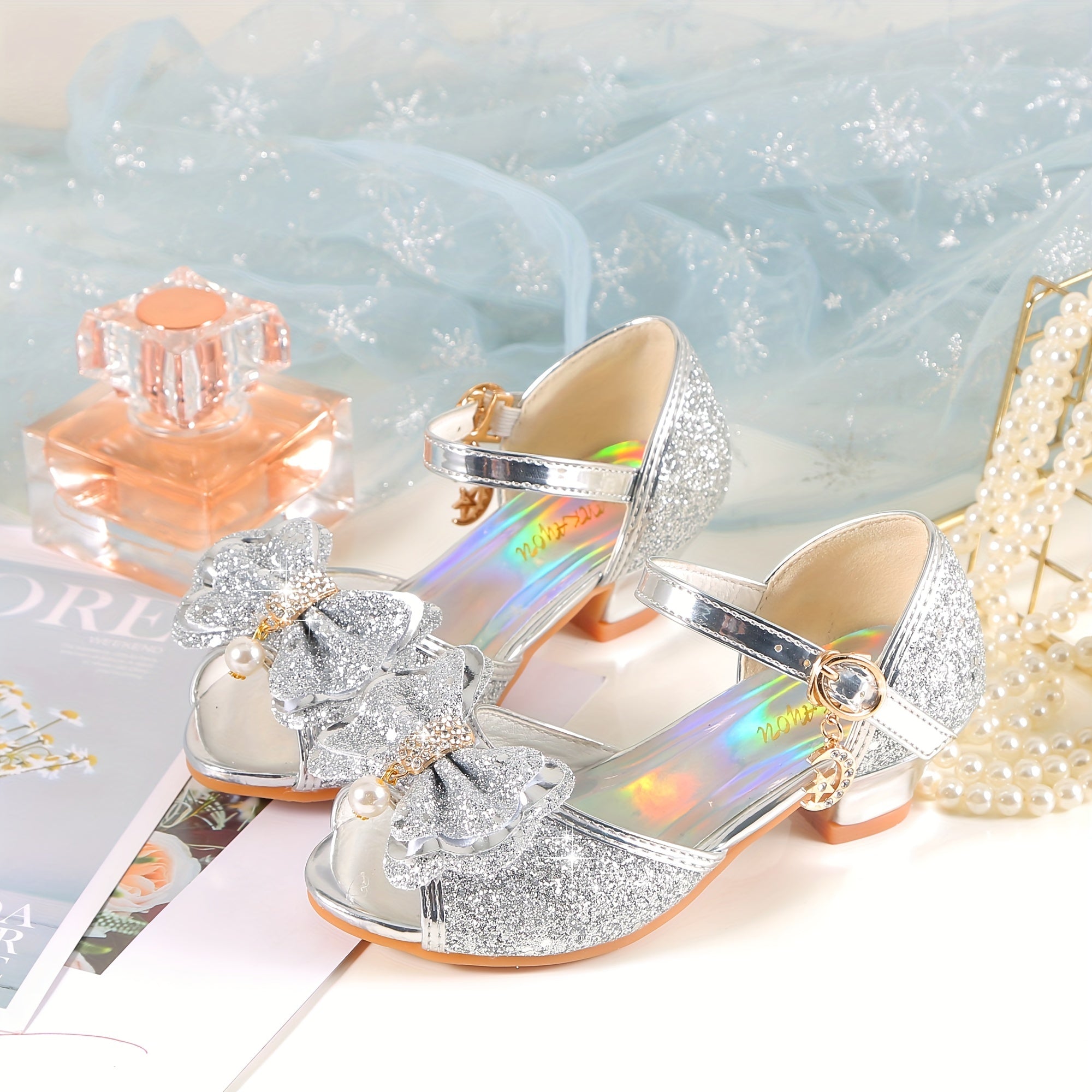 Qizlar uchun prinsessa sandallari, porloq kamalak dizayni, binafsha kristal to'pi, bilak tasmasi, kauchuk taglik, partiyalar va norasmiy kiyimlar uchun ideal. Mustahkam qistirma yopilishi.