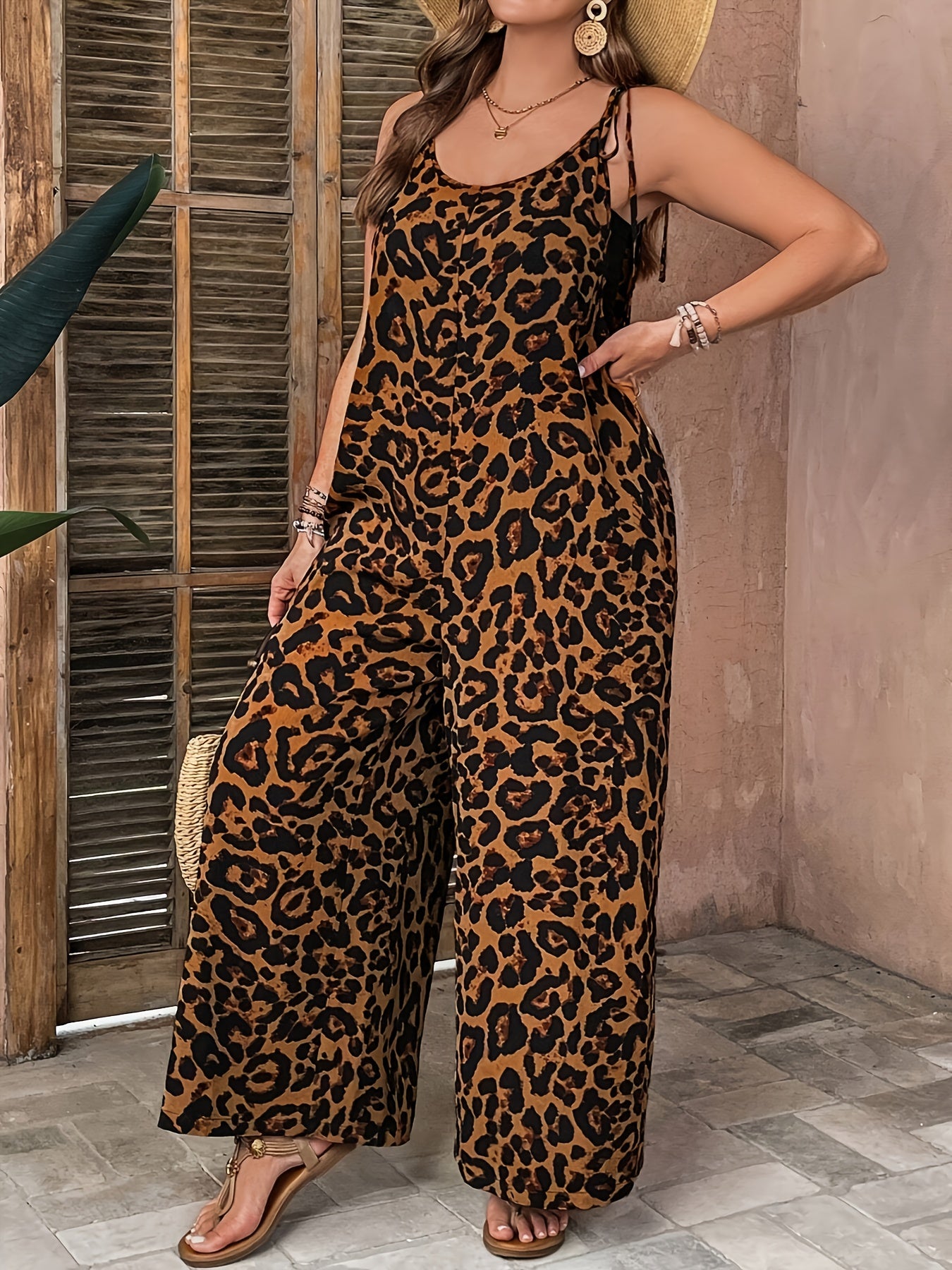 Mono de talla grande con estampado de leopardo, bolsillos y escote en forma de scoop