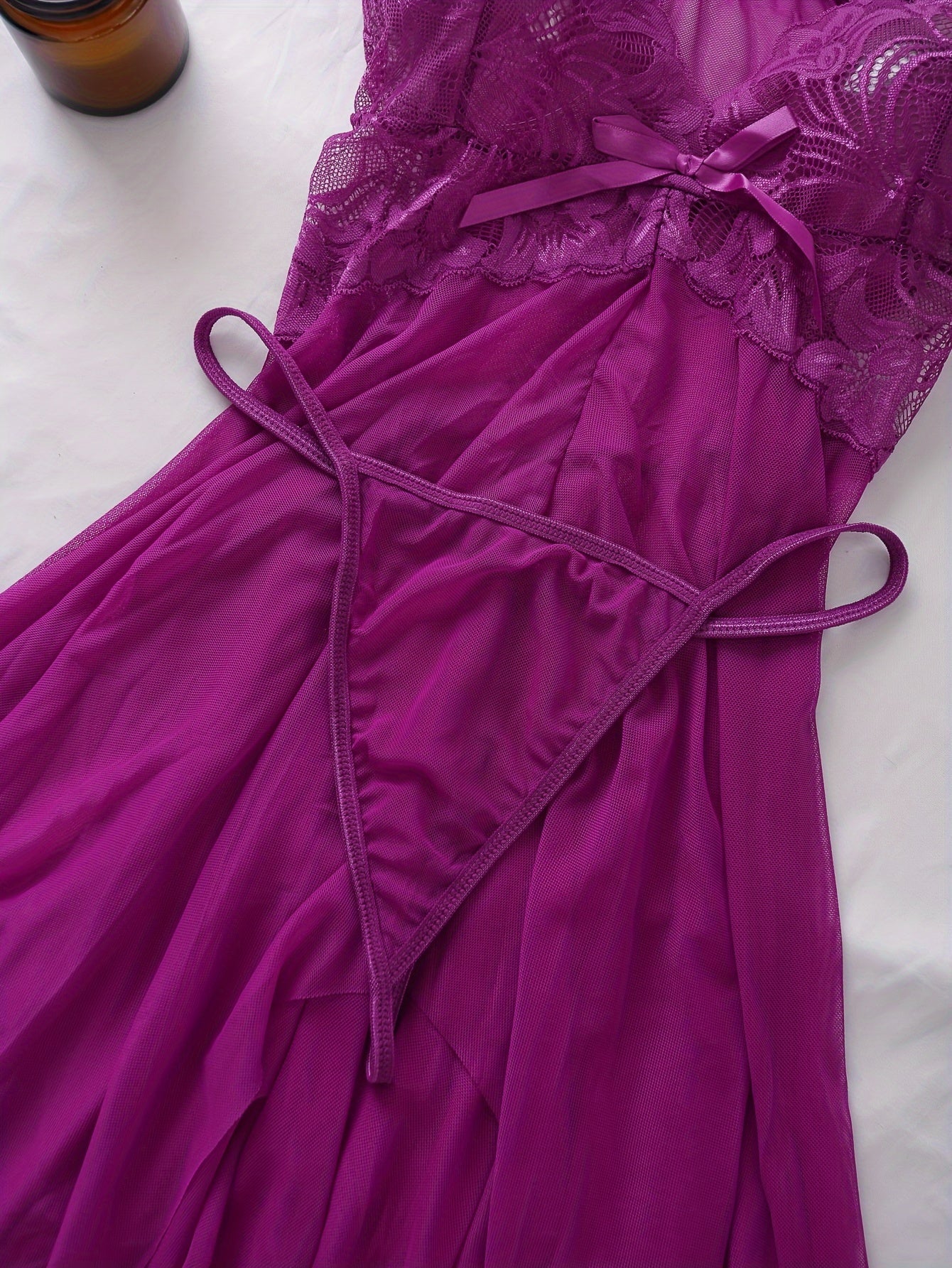 Ayollar uchun chuqur V kesimli slip ko'ylak va thong bilan gullar bilan bezatilgan dantel ichki kiyim to'plami