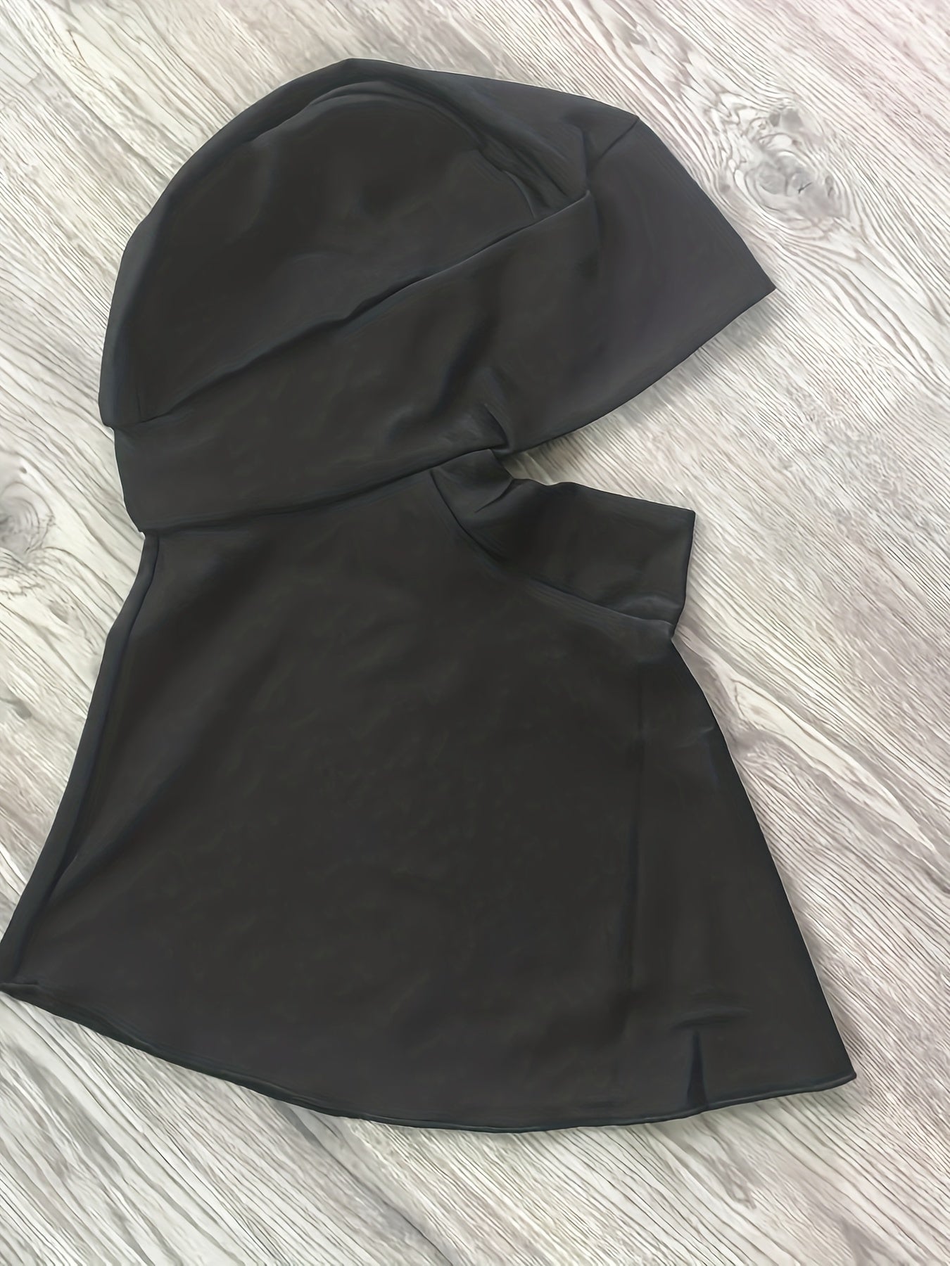 Katta o'lchamdagi konservativ suzish kiyimlari to'plami, bir rangli va raqamli gullar bosma bilan, yuqori bo'yin dizayni bilan, cho'ziluvchan polyesterdan tayyorlangan, tasodifiy O'rta Sharq uslubida.