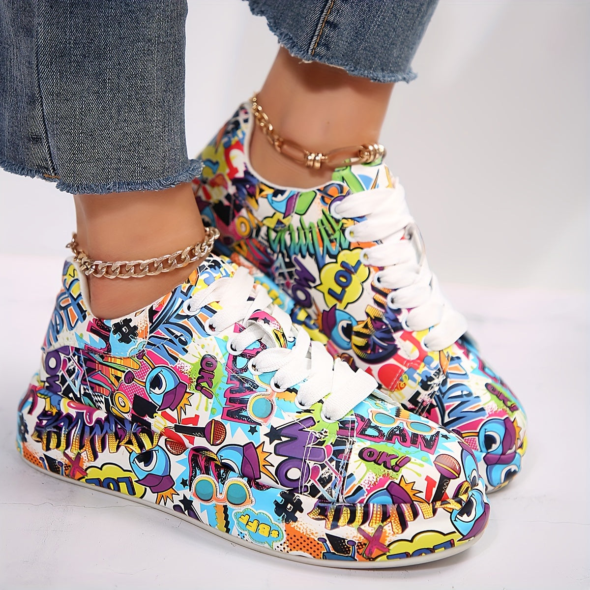 Zapatillas altas para mujer con suela acolchada de material sintético y graffiti vibrante