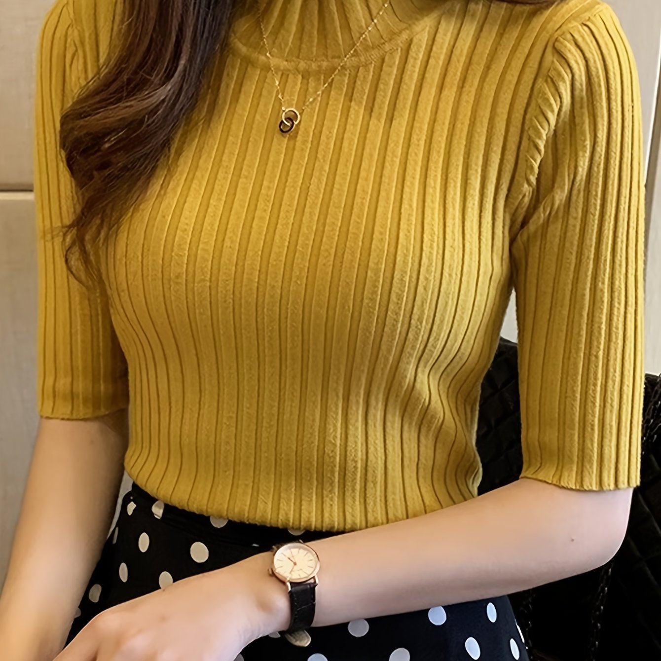 Camiseta de poliéster de punto de canalé con dobladillo plisado, cuello redondo, manga corta, ajuste ajustado