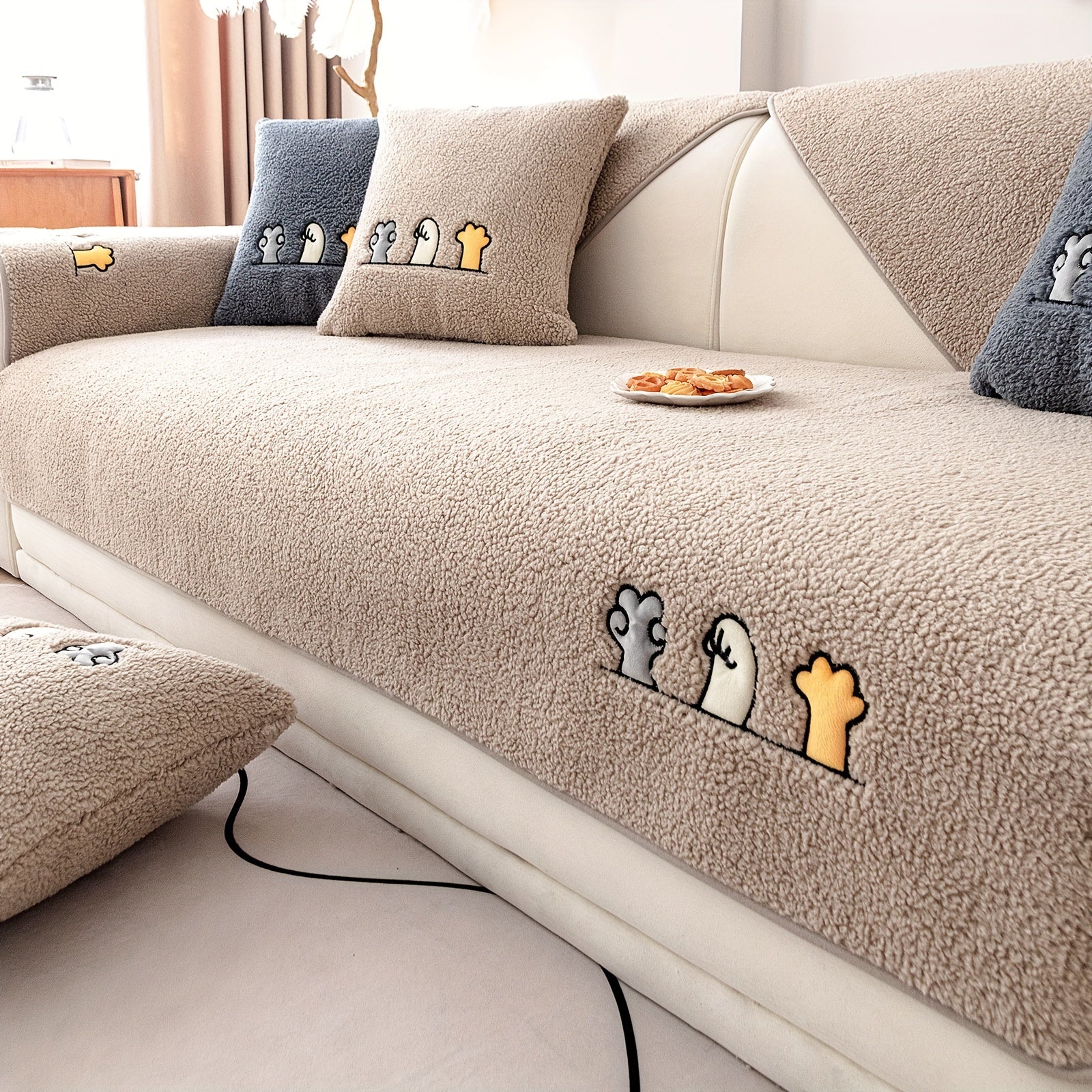 Софа с чехлом из шерпы, дружелюбным к домашним животным и нескользящим защитным покрытием для домашнего декора.