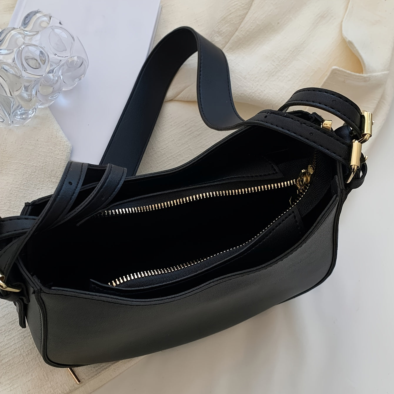 Ayollar uchun oddiy, minimalist yelka hobo sumkasi, bir rangda va zip yopilishi bilan.
