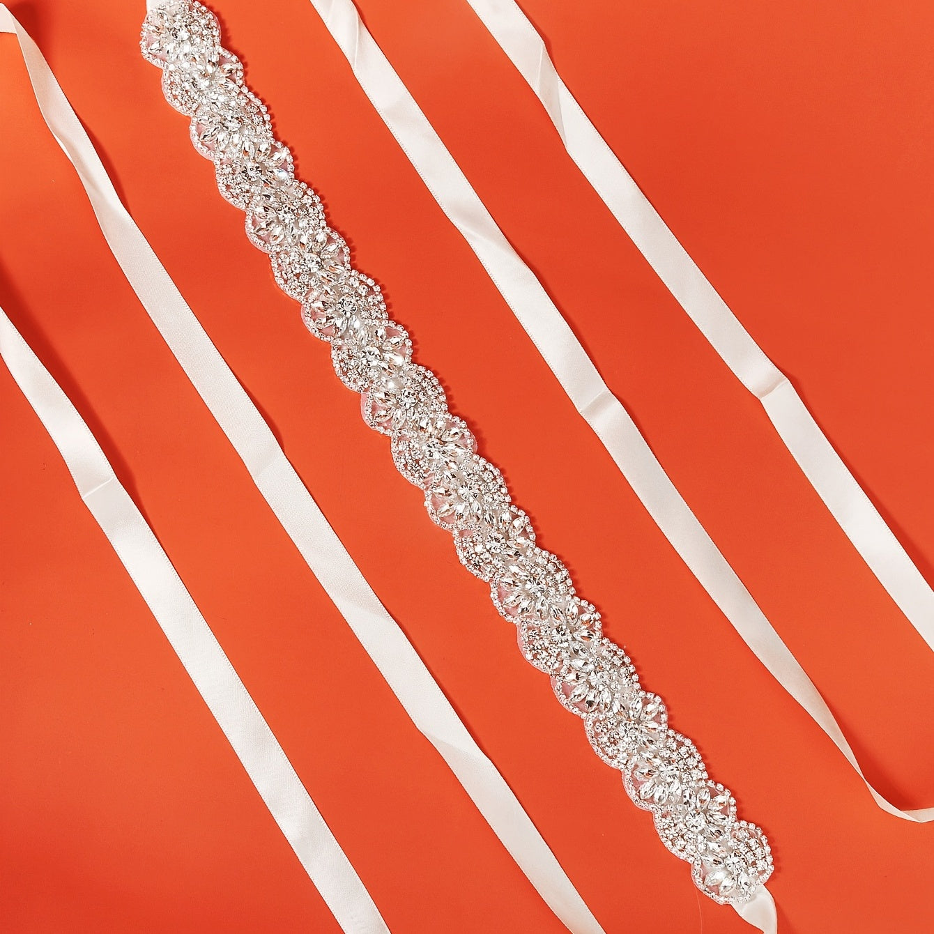 To'y liboslari uchun rhinestones bilan bezatilgan satin lenta bilan to'y belbog'i