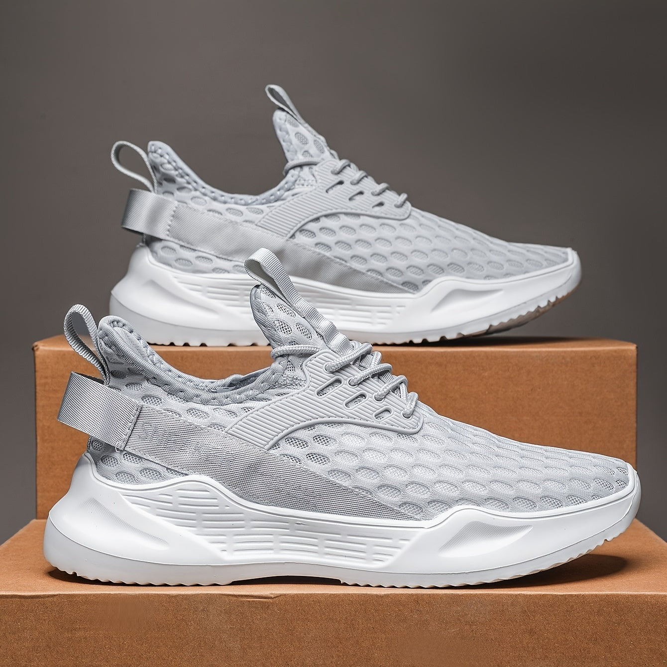 EVA ichki qismi va tagligi bo'lgan, erkaklar uchun nafas oladigan to'rli yugurish poyabzallari, olti burchakli naqshga ega, qora rangda shoelace bilan.