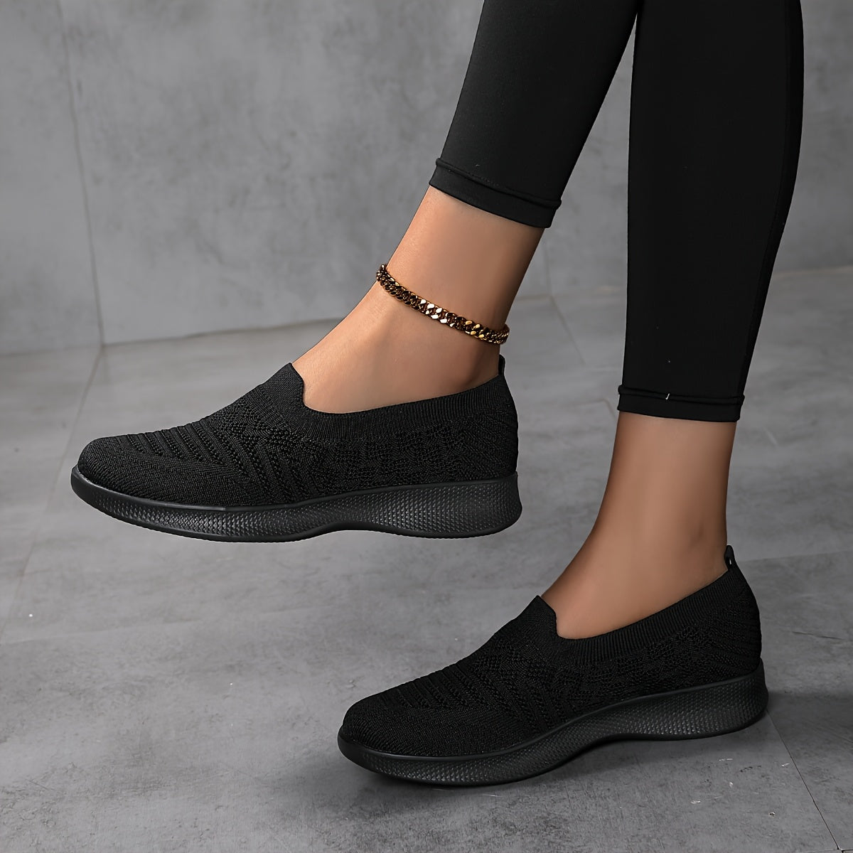 Ayollar uchun nafas oladigan slip-on krossovkalar, engil oq, kundalik yozgi yurish poyabzali