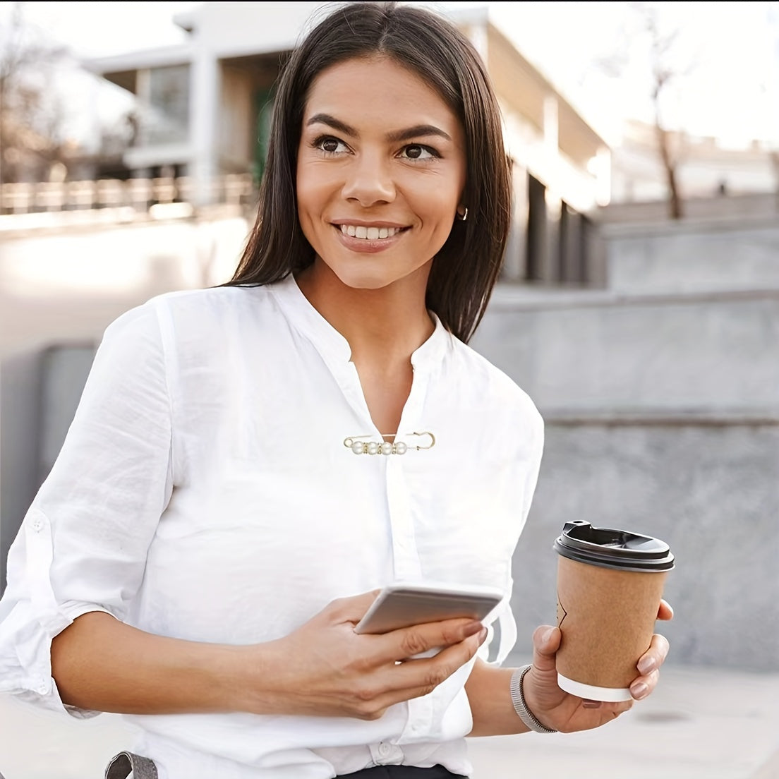 60 ta broshka to'plami, soxta marvaridlar va rhinestone'lar bilan bezatilgan - ko'ylaklar, sviterlar, shalvarlar, shlyapalar va bel uchun ko'p maqsadli aksessuarlar - qulay saqlash qutisi bilan birga keladi.