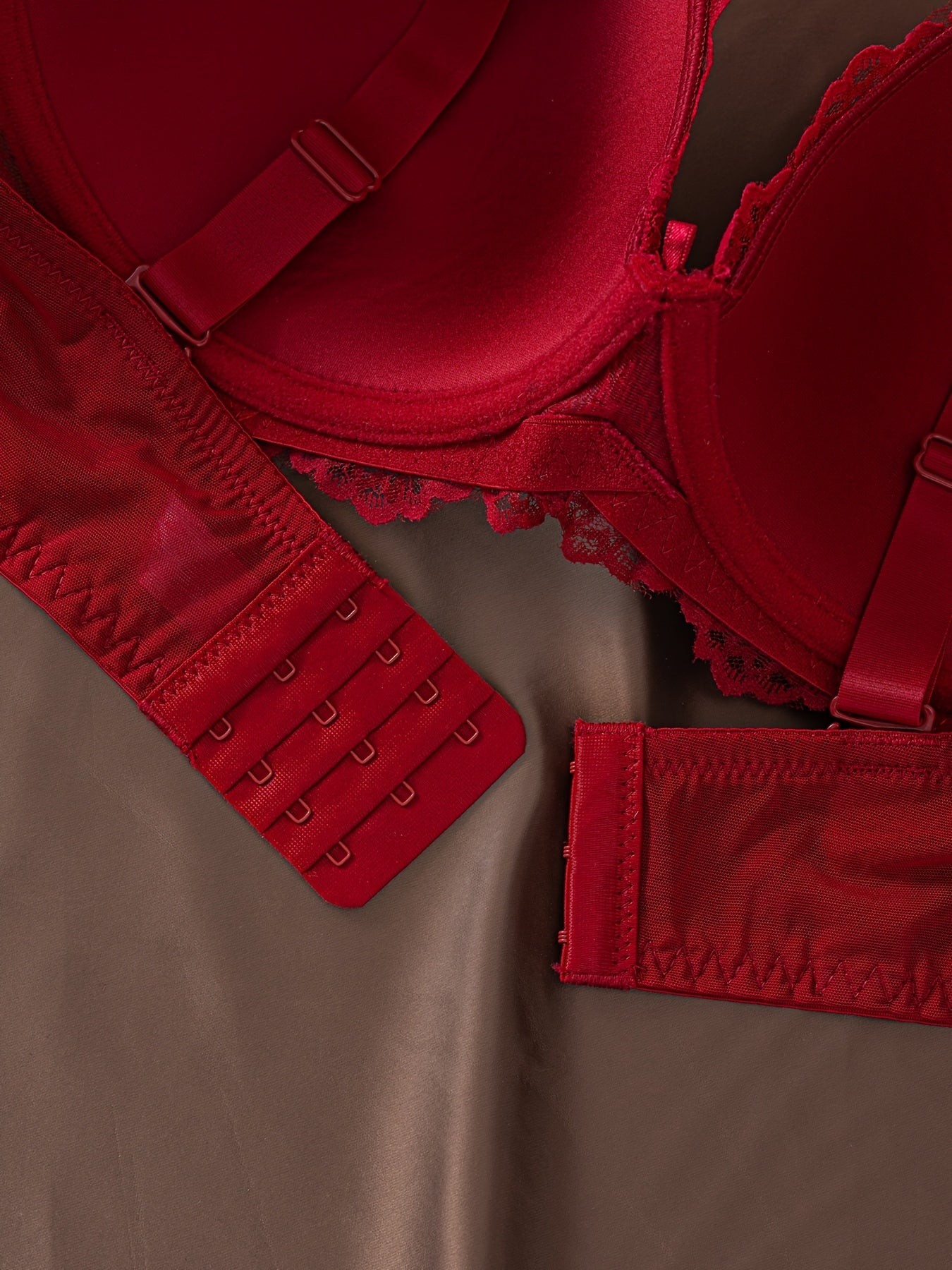 Conjunto de sujetadores de encaje de talla grande con aros y almohadillas no removibles en negro, blanco y rojo, con encaje floral y de borde festoneado