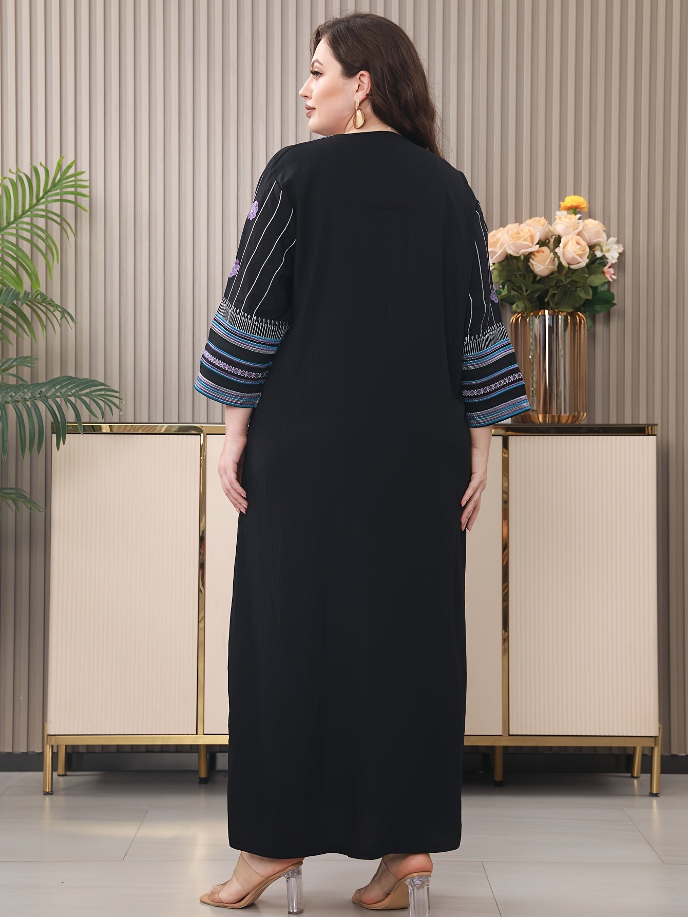 Qabila naqshidagi tikilgan kaftan ko'ylagi, erkin kesim, barcha mavsumlar uchun mos, polyester aralashmasidan, rayon va spandeks bilan tayyorlangan, uch chorak uzunlikdagi yenglari bor va cho'zilmaydigan to'qilgan.