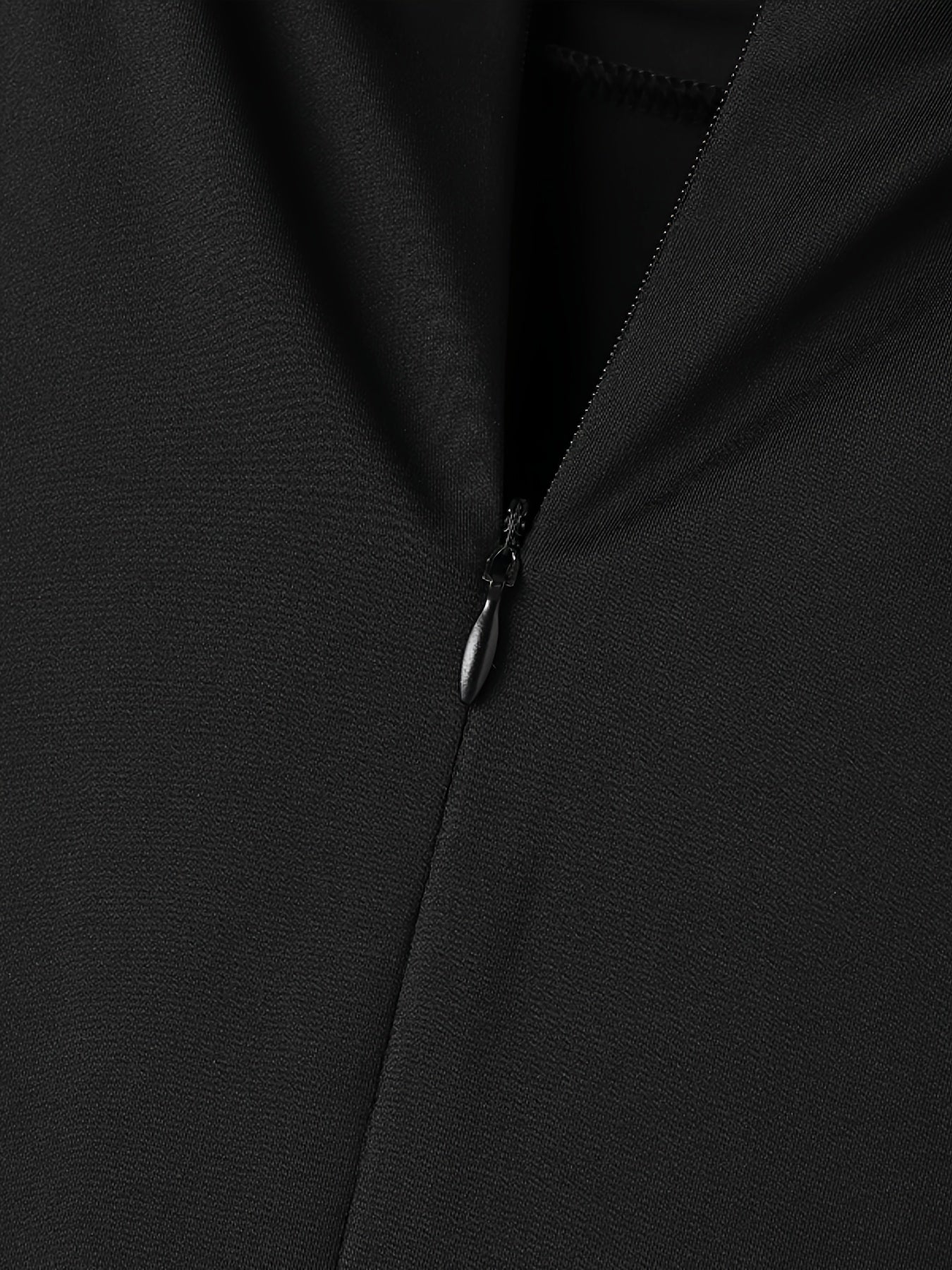 Erkaklar uchun uyda kiyish uchun zamonaviy qisqa qo'lqopli bodi.