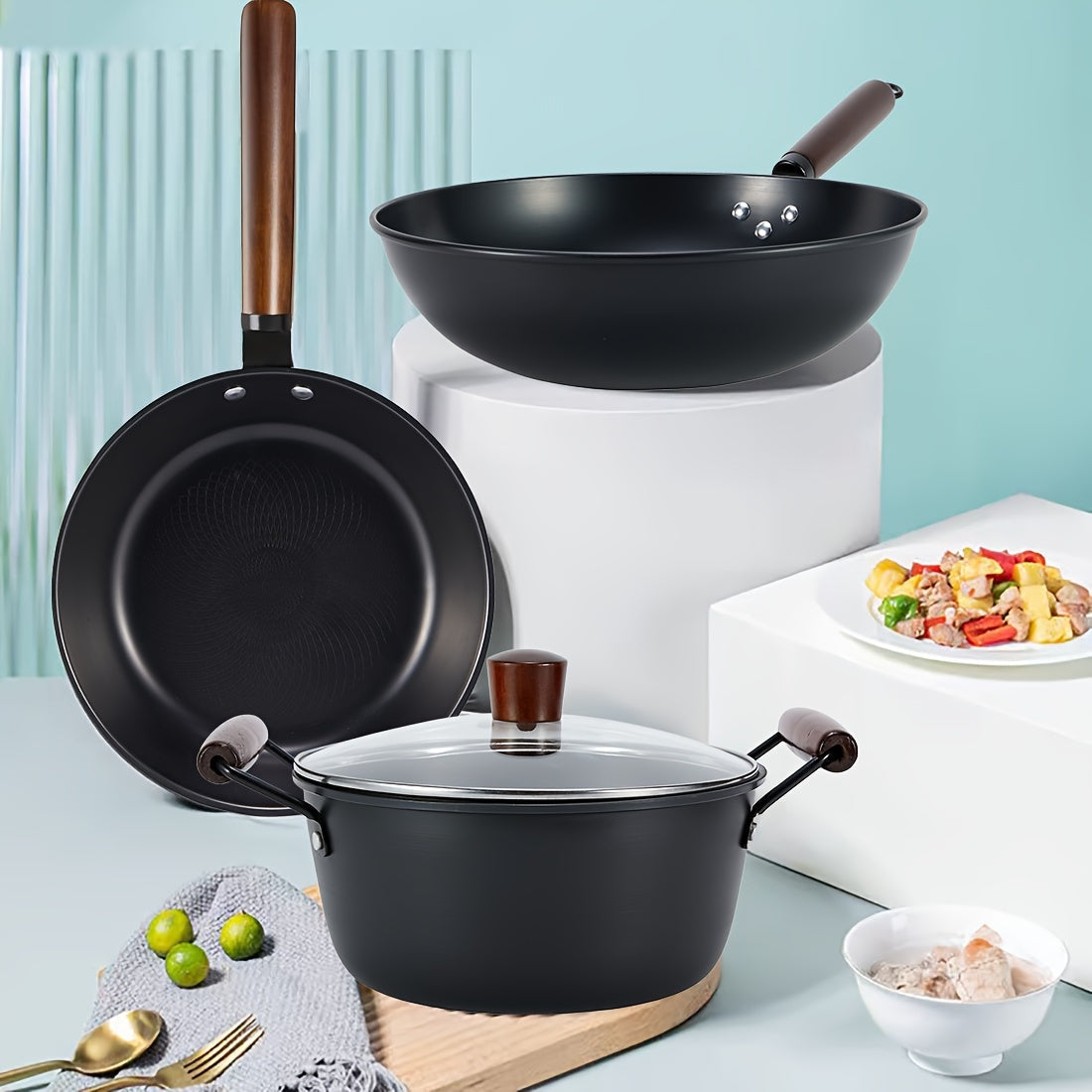 3 ta quyma temir idishlar to'plami: 30.48 sm lik wok, 24.13 sm lik qovurish panasi va 24.13 sm lik sho'rva qozoni, ko'mir yog'och tutqichlari bilan. Ruxdan himoyalangan va yuqori haroratga chidamli, barcha oshpazlik ehtiyojlaringiz uchun mukammal.