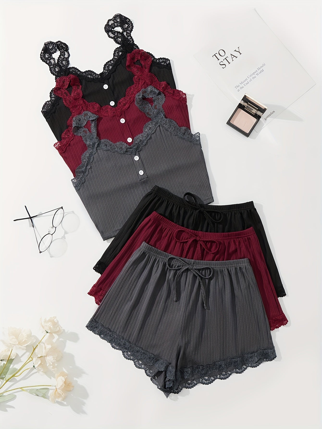 3-qismli dantel tikuvli lounge to'plami V-shaklidagi kamzuli bluzka va elastik belli shortlardan iborat bo'lib, ayollarning uyda kiyish va uxlash kiyimlari uchun mo'ljallangan.