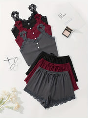 3-qismli dantel tikuvli lounge to'plami V-shaklidagi kamzuli bluzka va elastik belli shortlardan iborat bo'lib, ayollarning uyda kiyish va uxlash kiyimlari uchun mo'ljallangan.