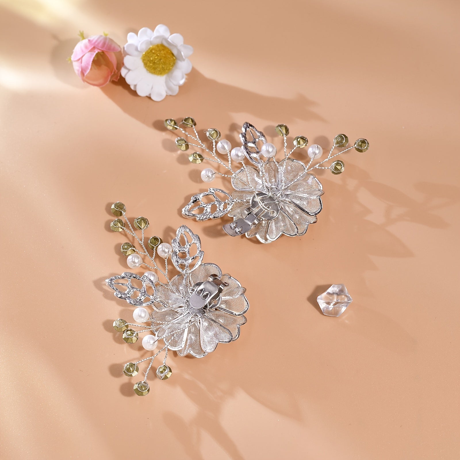 Ayollar uchun o'rmon uslubidagi qo'lda to'qilgan olmos gul tarmog'i to'y poyafzali, oltin bargi bilan qulflangan va sun'iy marjon dizayni bilan